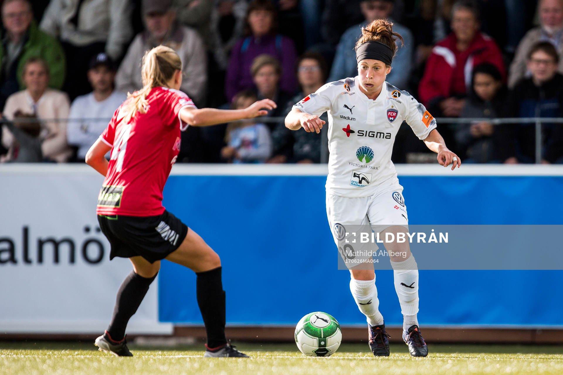 LB07s Elin Björklund (ryggen mot kameran) och Rosengårds