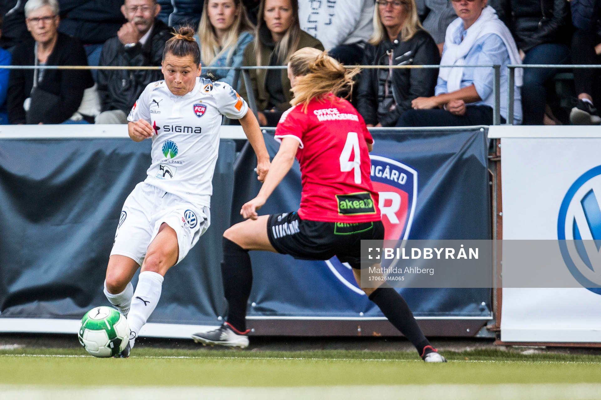 Rosengårds Alexandra Lowe Riley och LB07s Elin Björklund