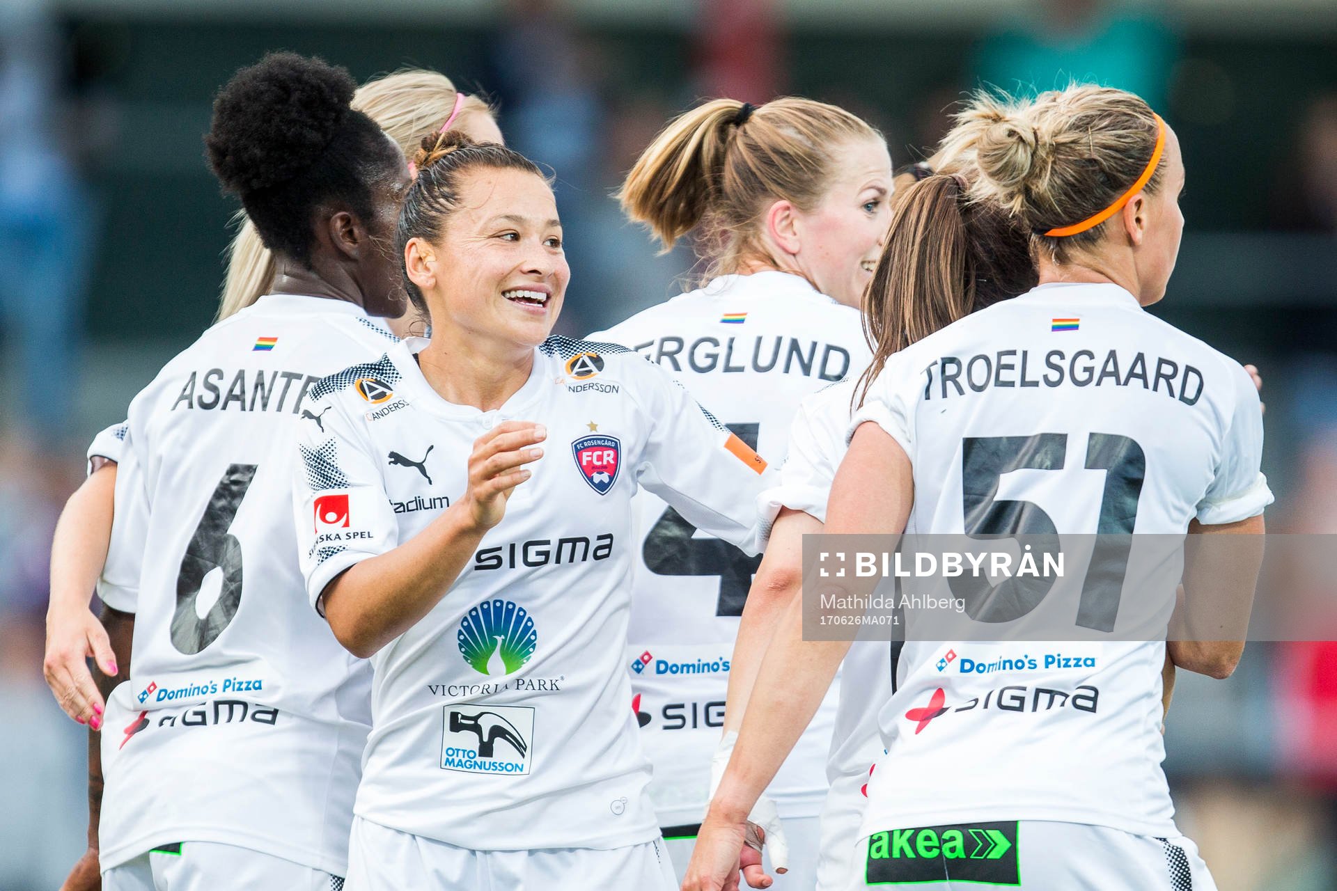 Rosengårds Alexandra Lowe Riley jublar med lagkamrater