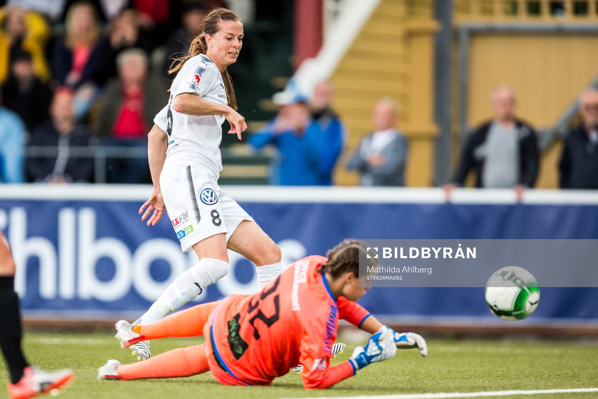 Rosengårds Lotta Schelin skjuter