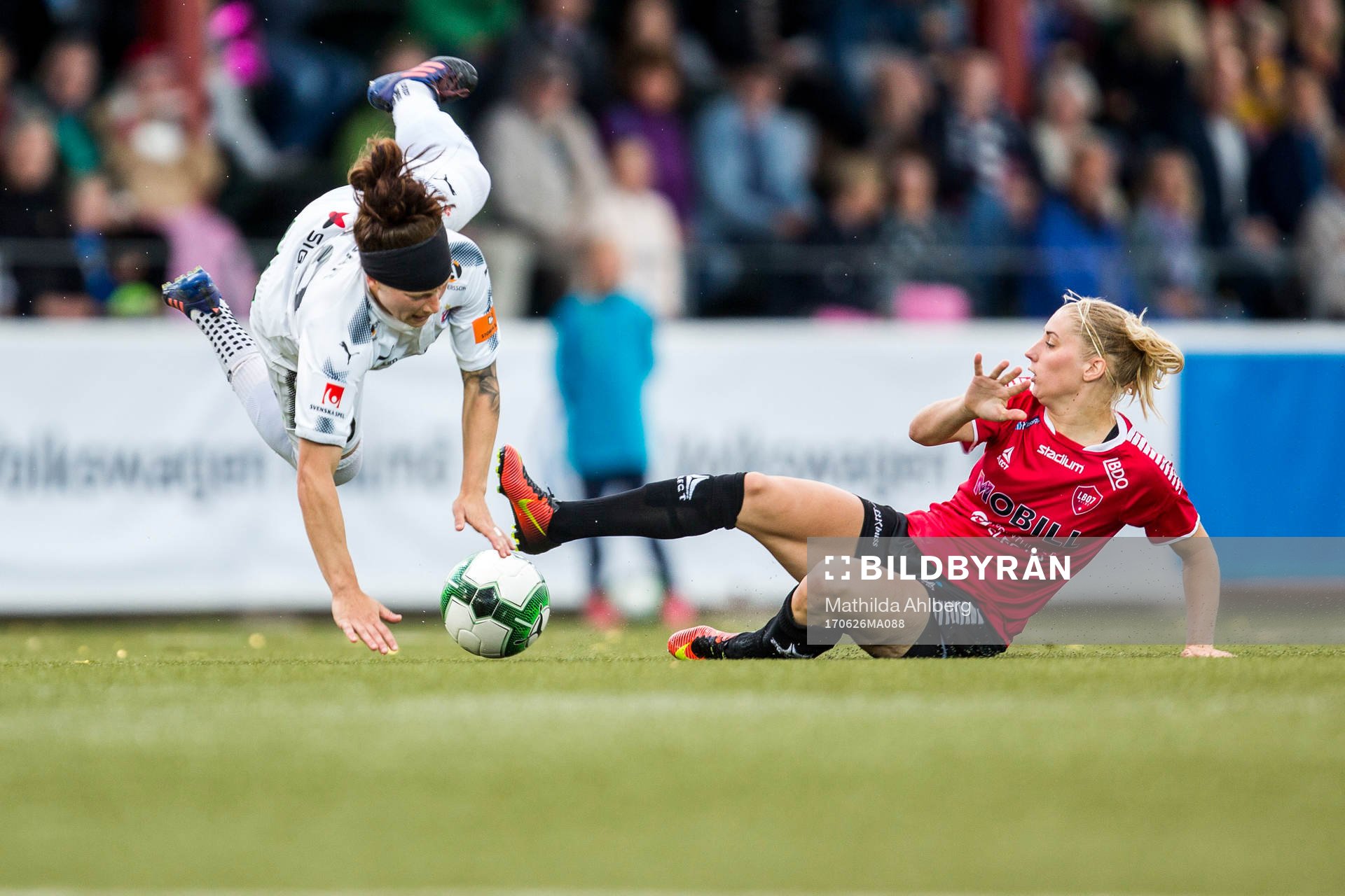 Rosengårds Ella Masar McLeod och LB07s Malin Winberg i