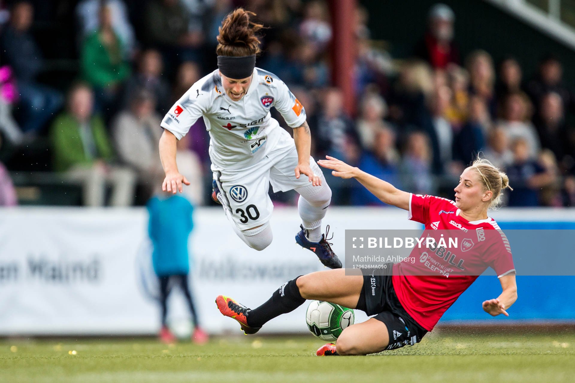 Rosengårds Ella Masar McLeod och LB07s Malin Winberg i