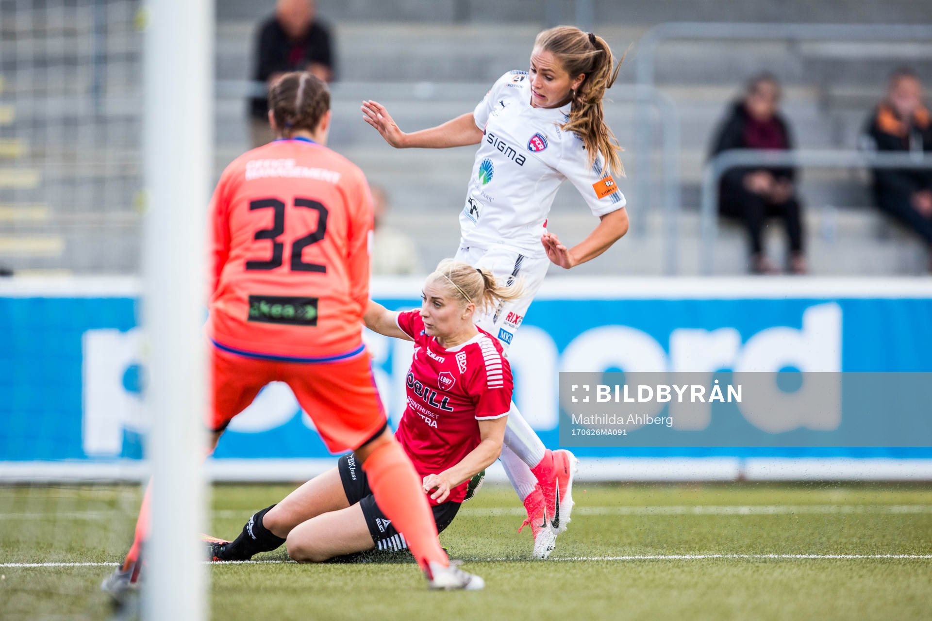 Rosengårds Lieke Martens stoppas av LB07s Malin Winberg