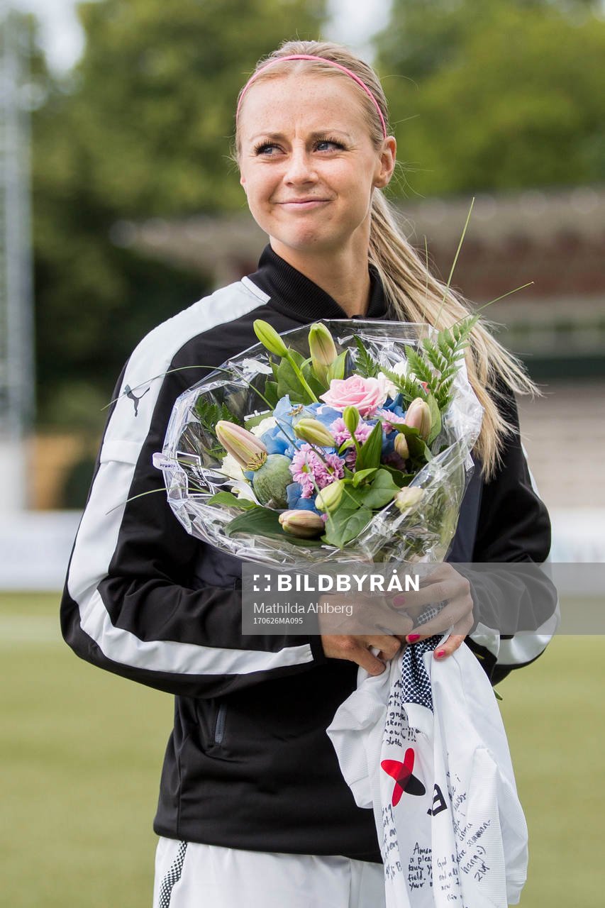 Rosengårds Amanda Ilestedt tackas av