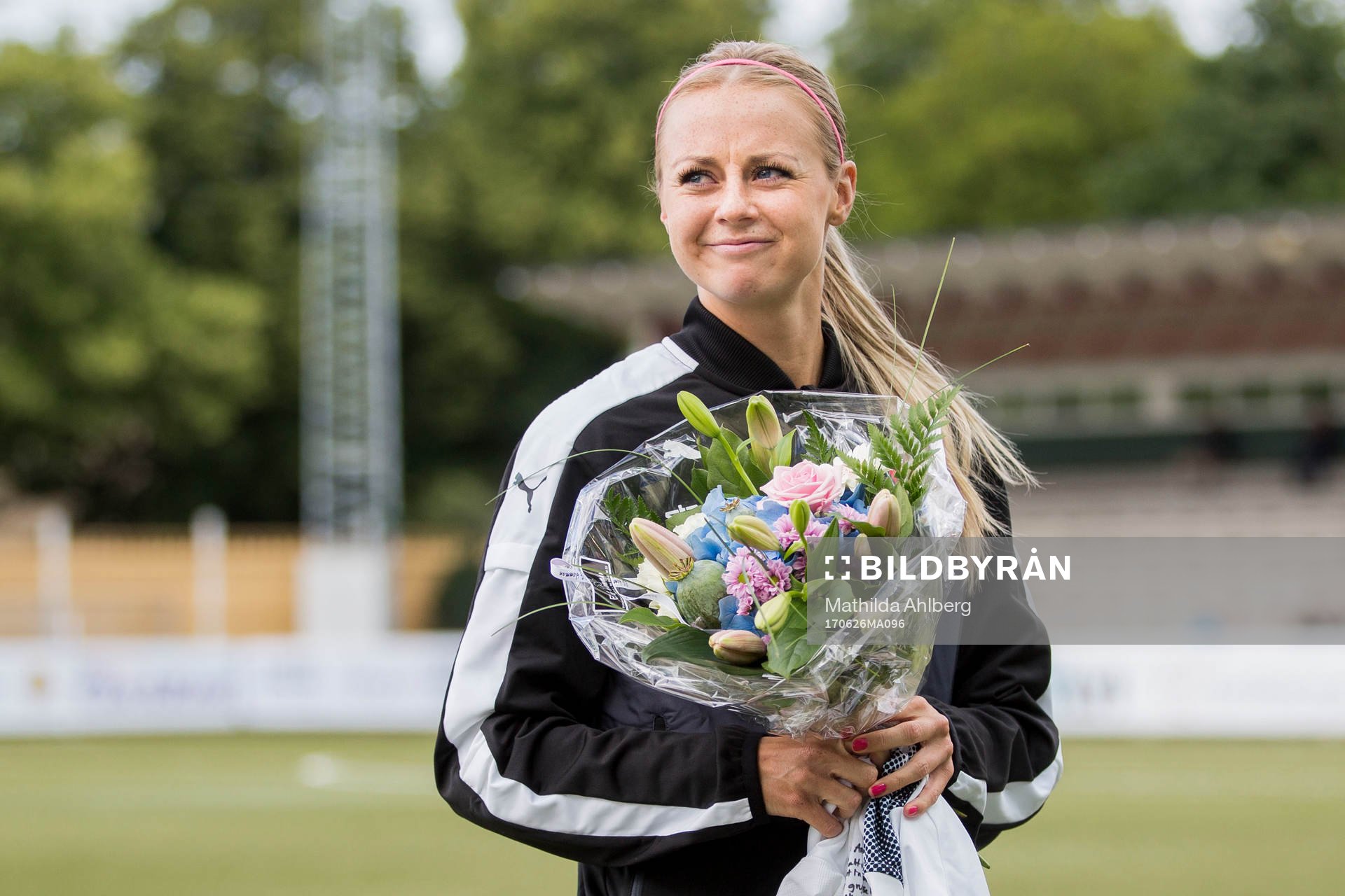 Rosengårds Amanda Ilestedt tackas av