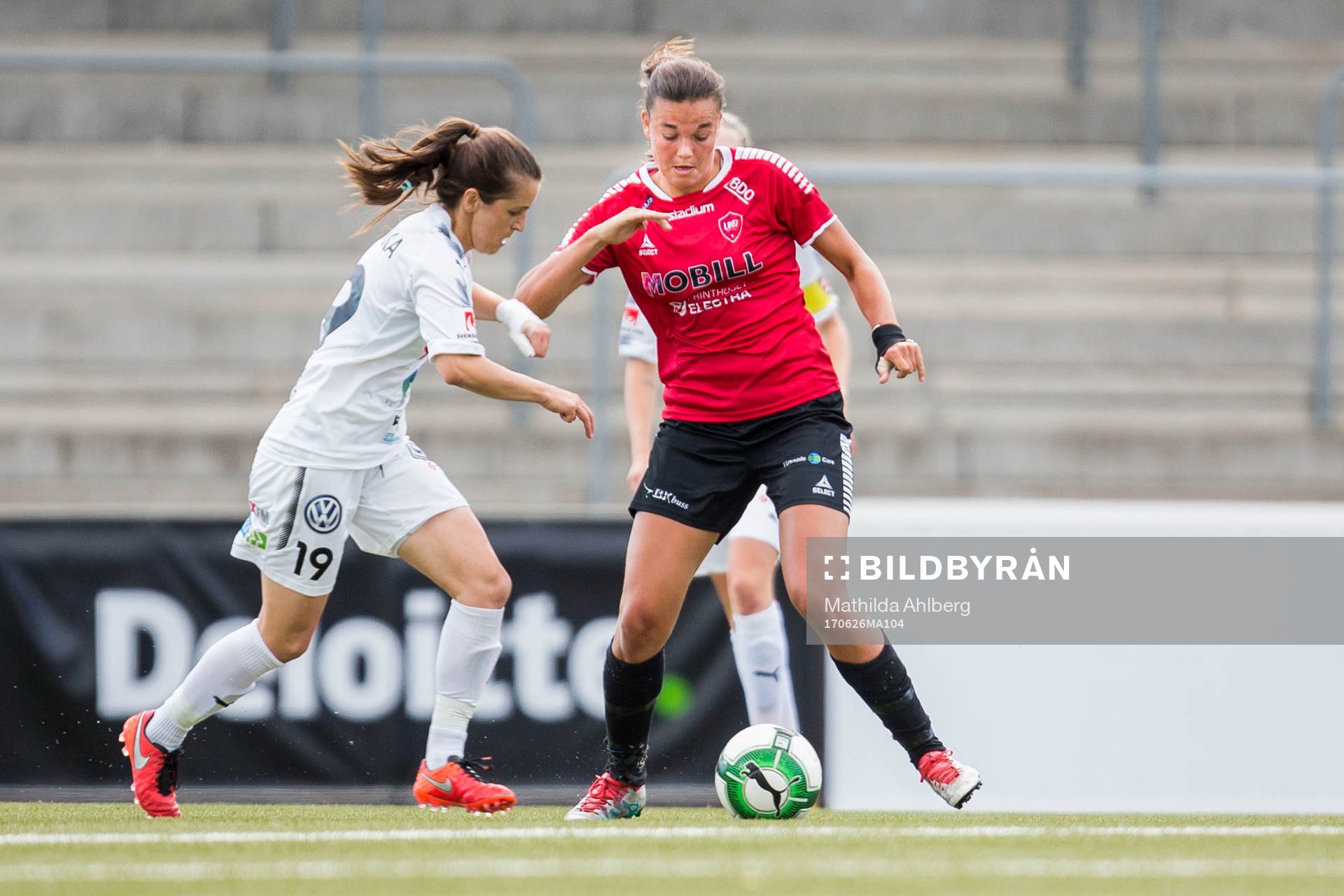 Rosengårds Iva Landeka och LB07s Anna Welin