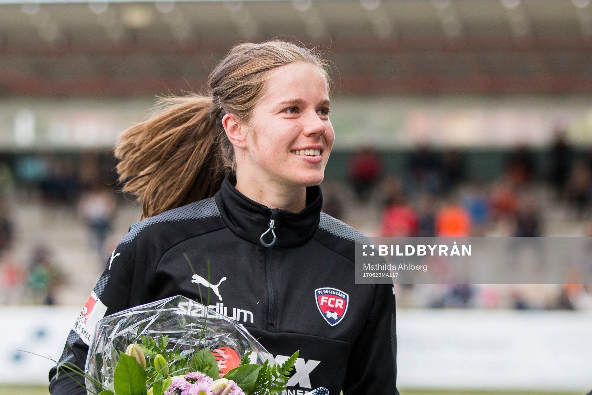 Rosengårds Sofie Junge Pedersen tackas av