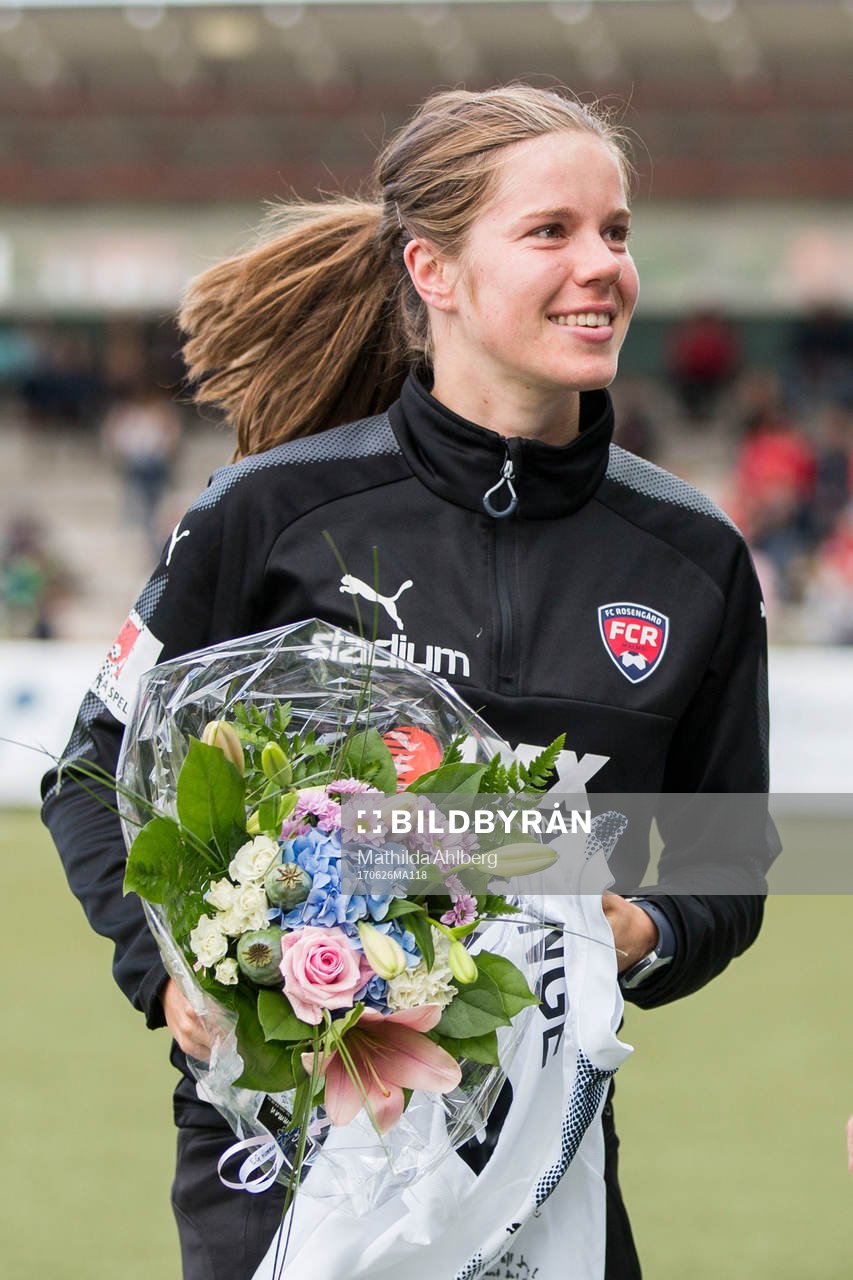 Rosengårds Sofie Junge Pedersen tackas av inför en fotbollsmatch i Damallsvenskan mellan FC Rosengård och LB07 den 26 juni 2017 i Malmö.