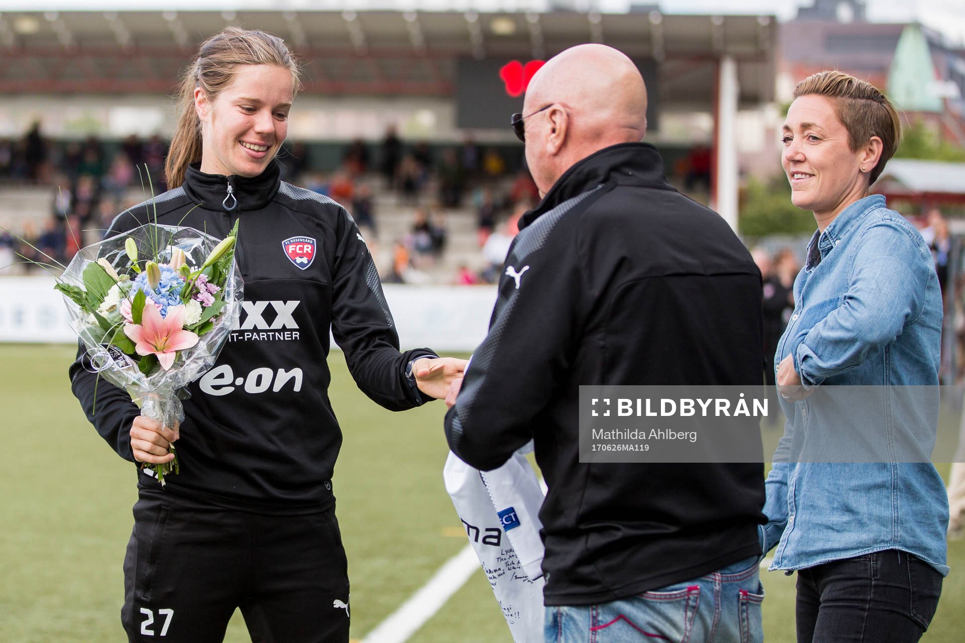 Rosengårds Sofie Junge Pedersen tackas av