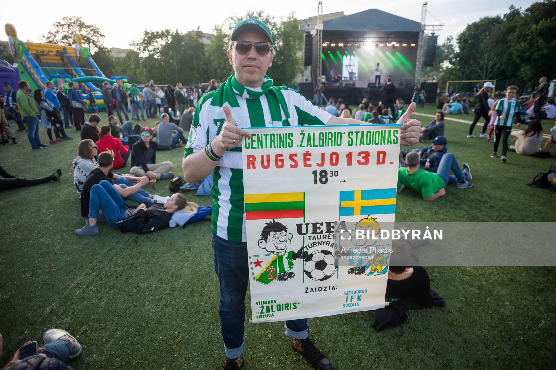 Supportrar före en träningsmatch i fotboll mellan