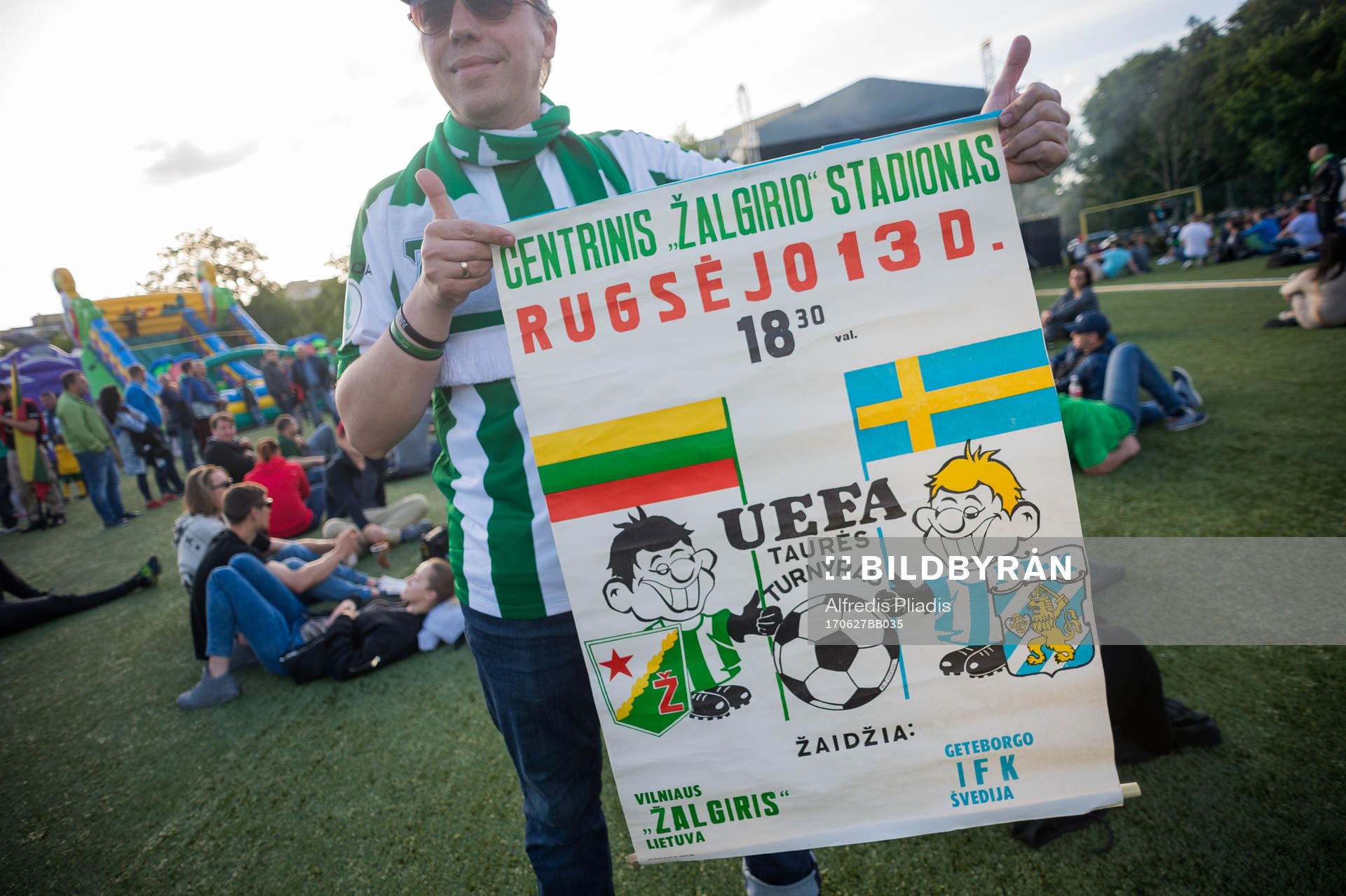 Supportrar före en träningsmatch i fotboll mellan