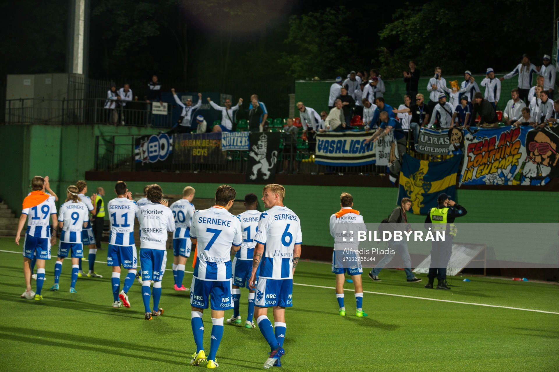 IFK Göteborgs spelare tackar publiken