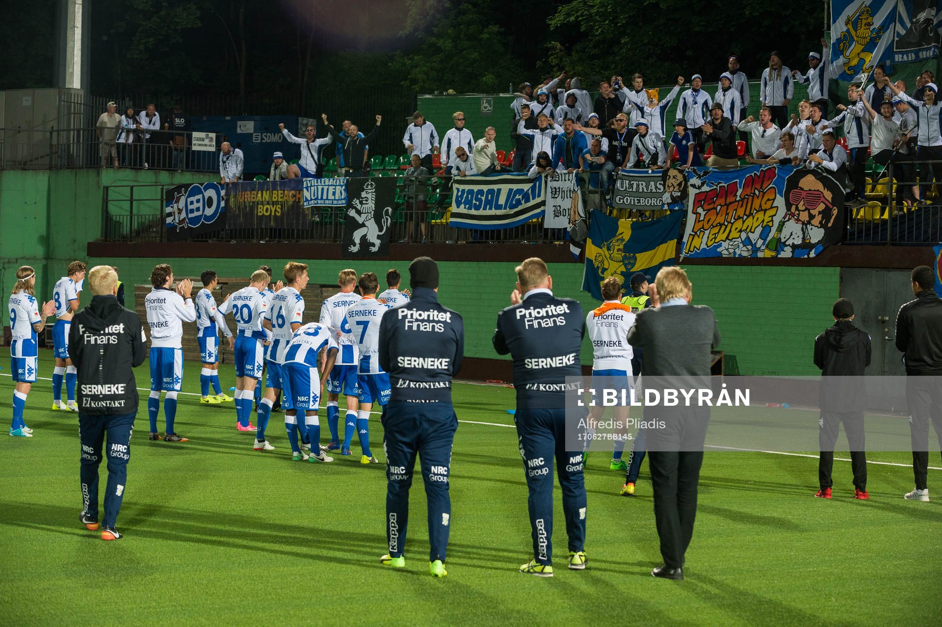 IFK Göteborgs spelare tackar publiken