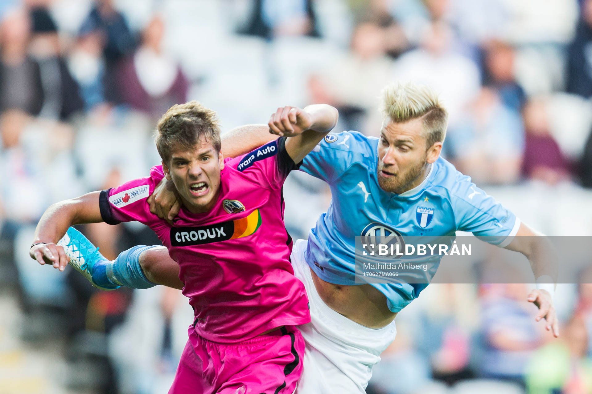 Malmö FFs Rasmus Bengtsson i nickduell under en träningsmatch i fotboll mellan Malmö FF och Lokomotiv Zagreb den 27 juni 2017 i Malmö.