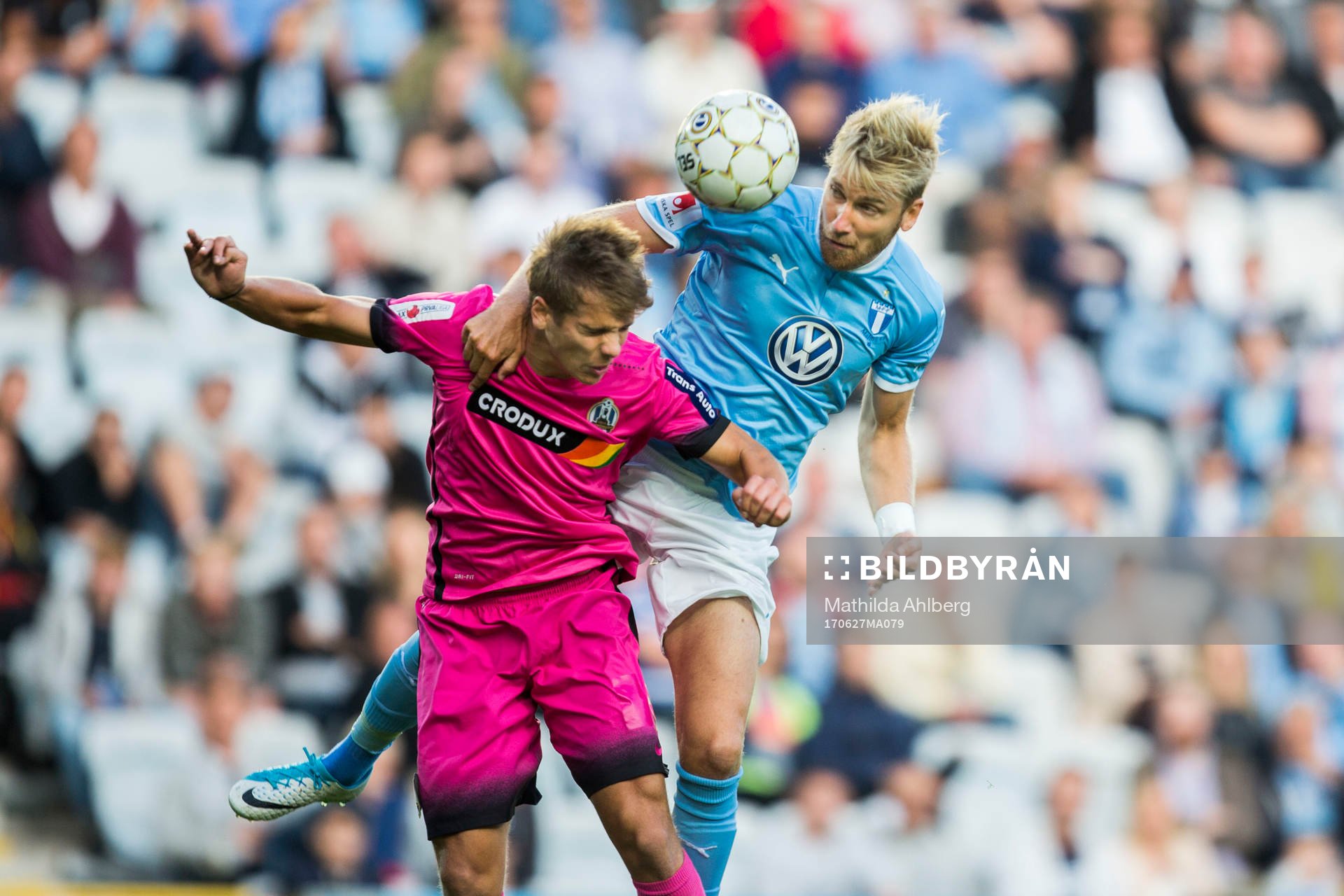 almö FFs Rasmus Bengtsson i nickduell under en träningsmatch i fotboll mellan Malmö FF och Lokomotiv Zagreb den 27 juni 2017 i Malmö.
