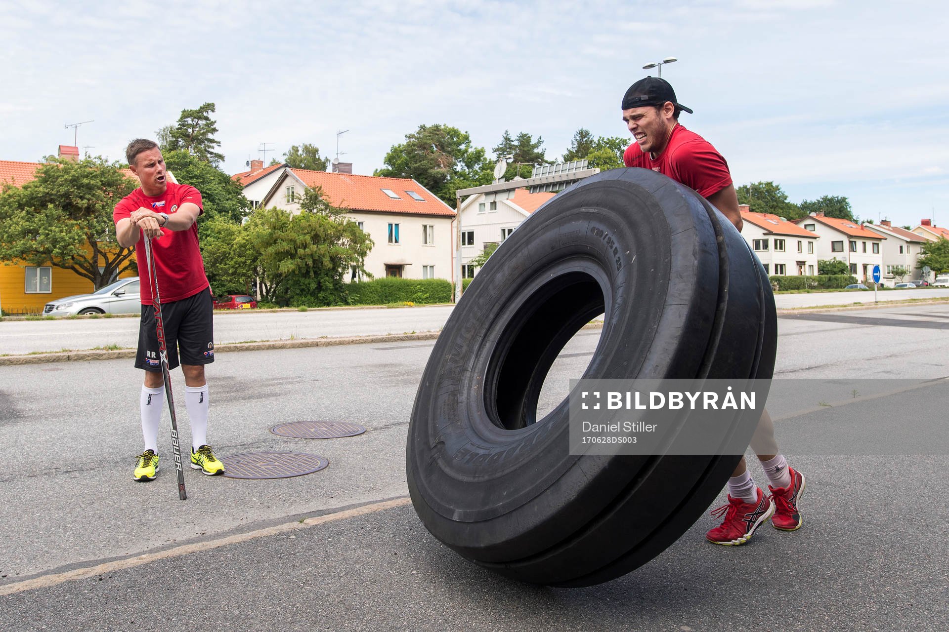 Tränare Roger Rönnberg manar på målvakt Johan Gustafsson