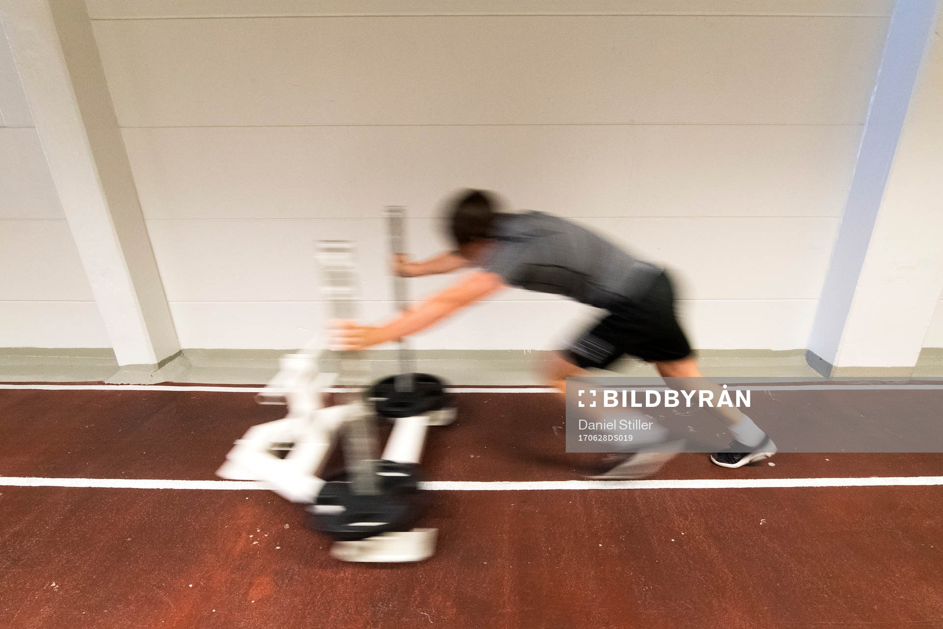 En spelar skjuter en ställning framför sig