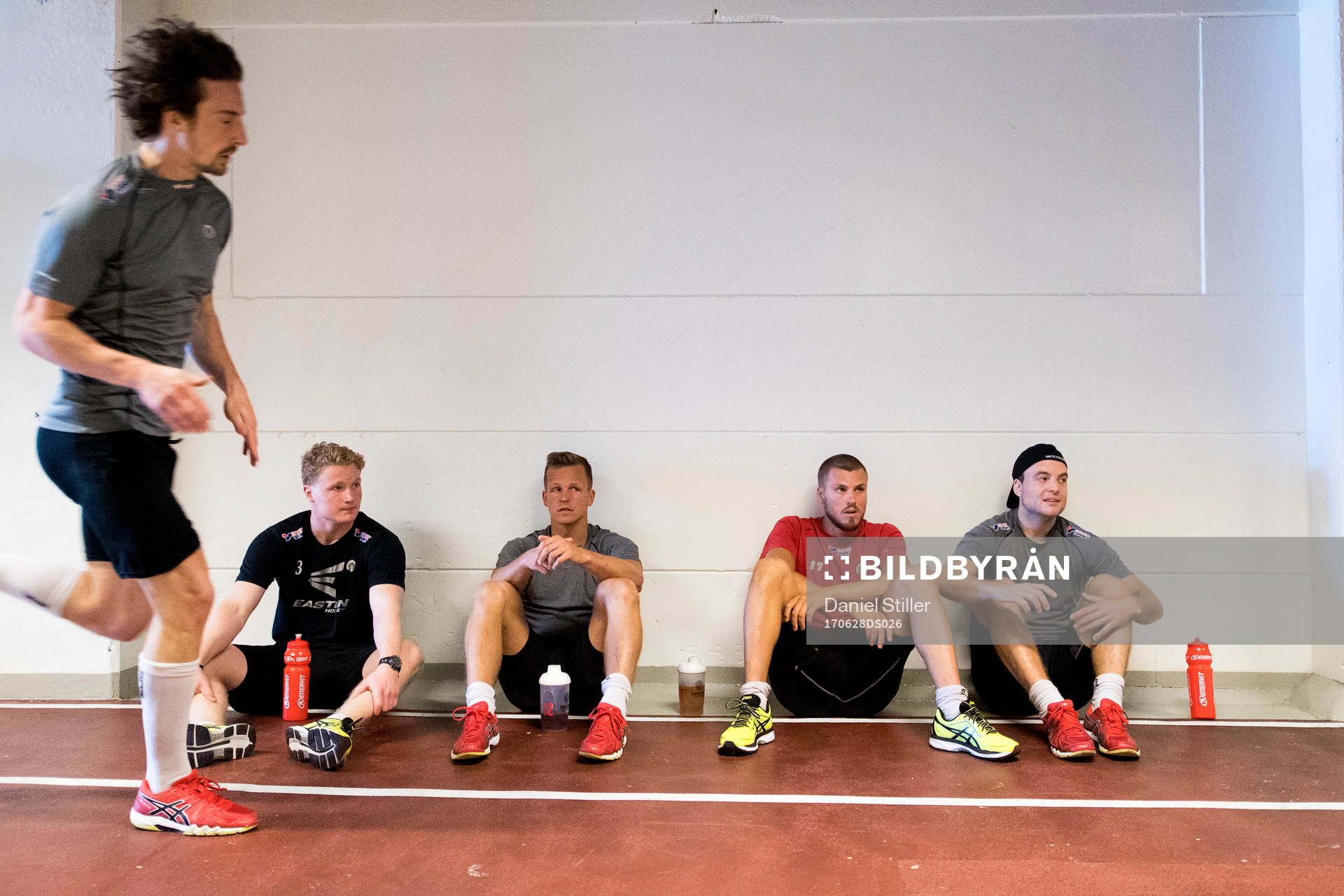 Adam Almqvist springer medans Carl Grundström, Max