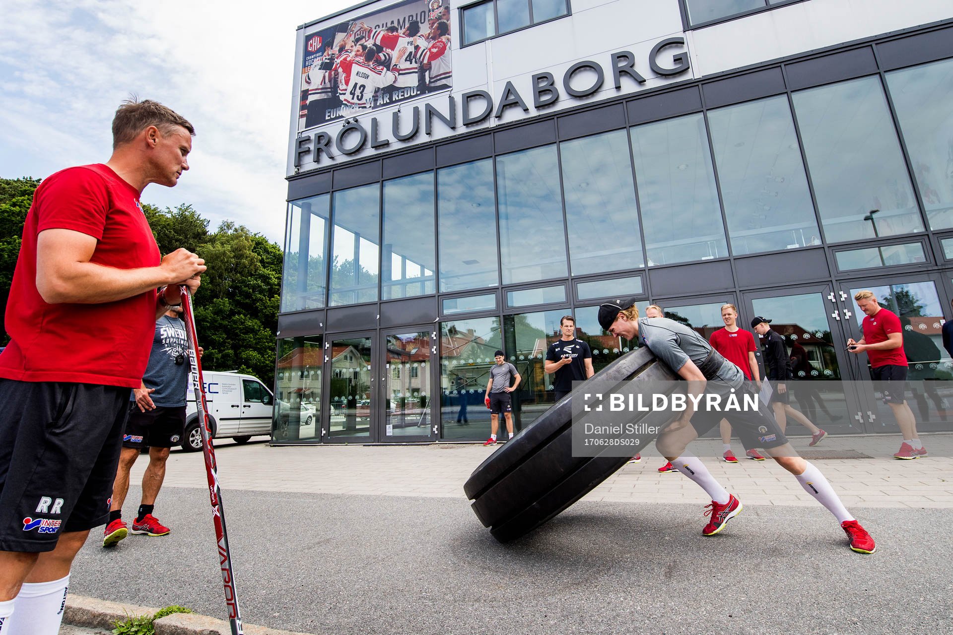 Tränare Roger Rönnberg ser på när Jakob Stenqvist