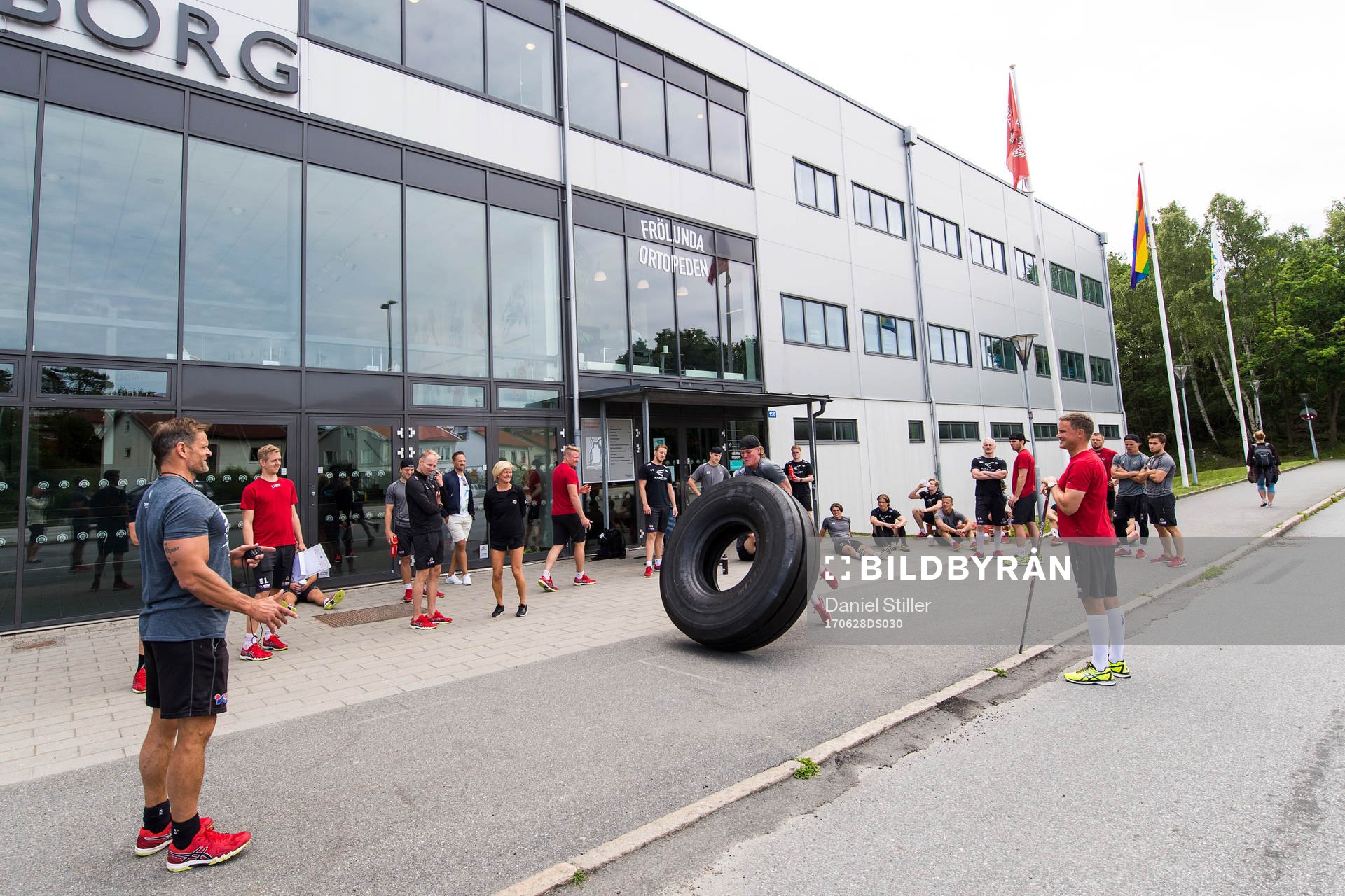 Laget har en övning som går ut på att lyfta ett