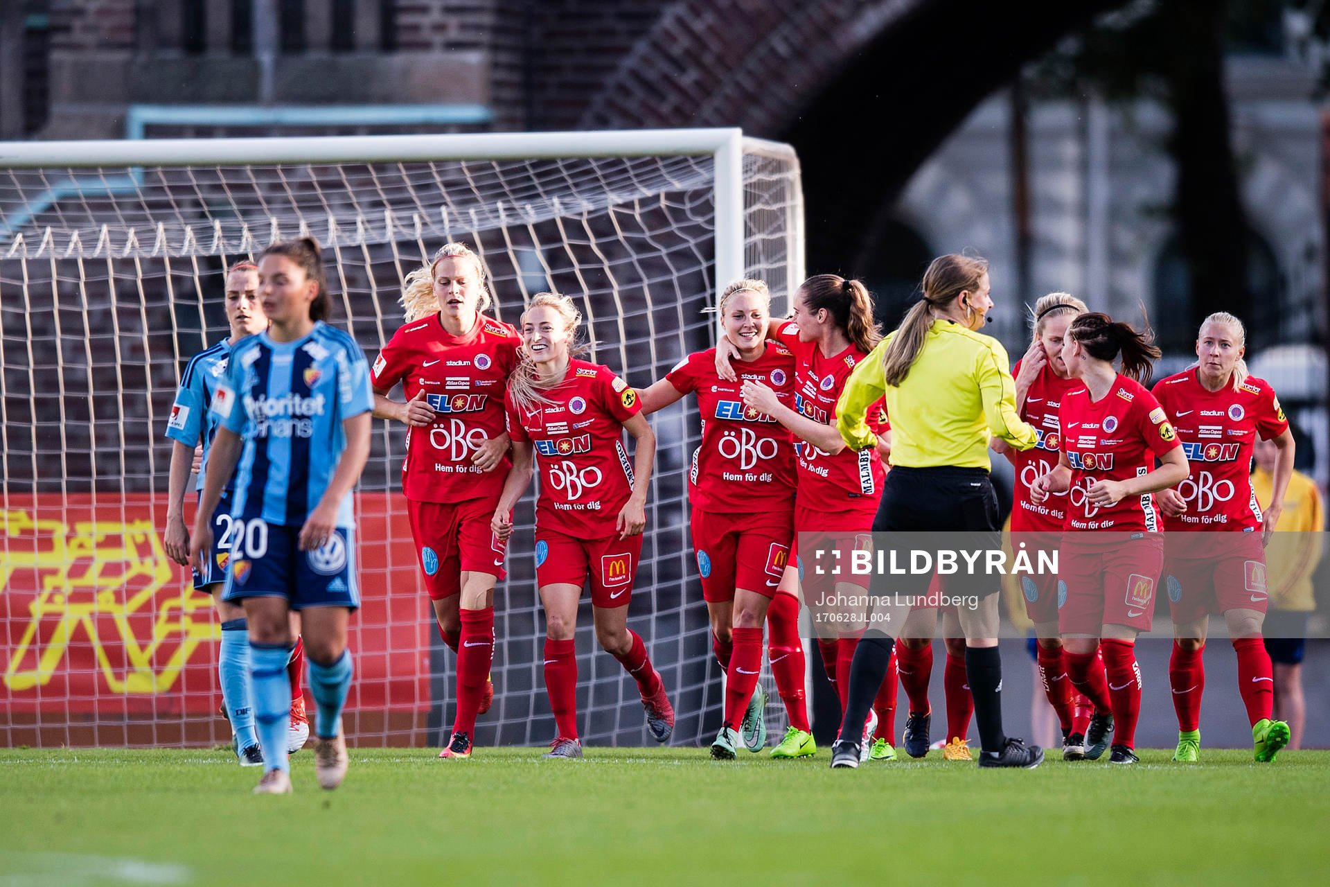 Örebros spelare jublar efter att Fanny Andersson gjort 0-1 under fotbollsmatchen i Damallsvenskan mellan Djurgården och Örebro den 28 juni 2017 i Stockholm.
