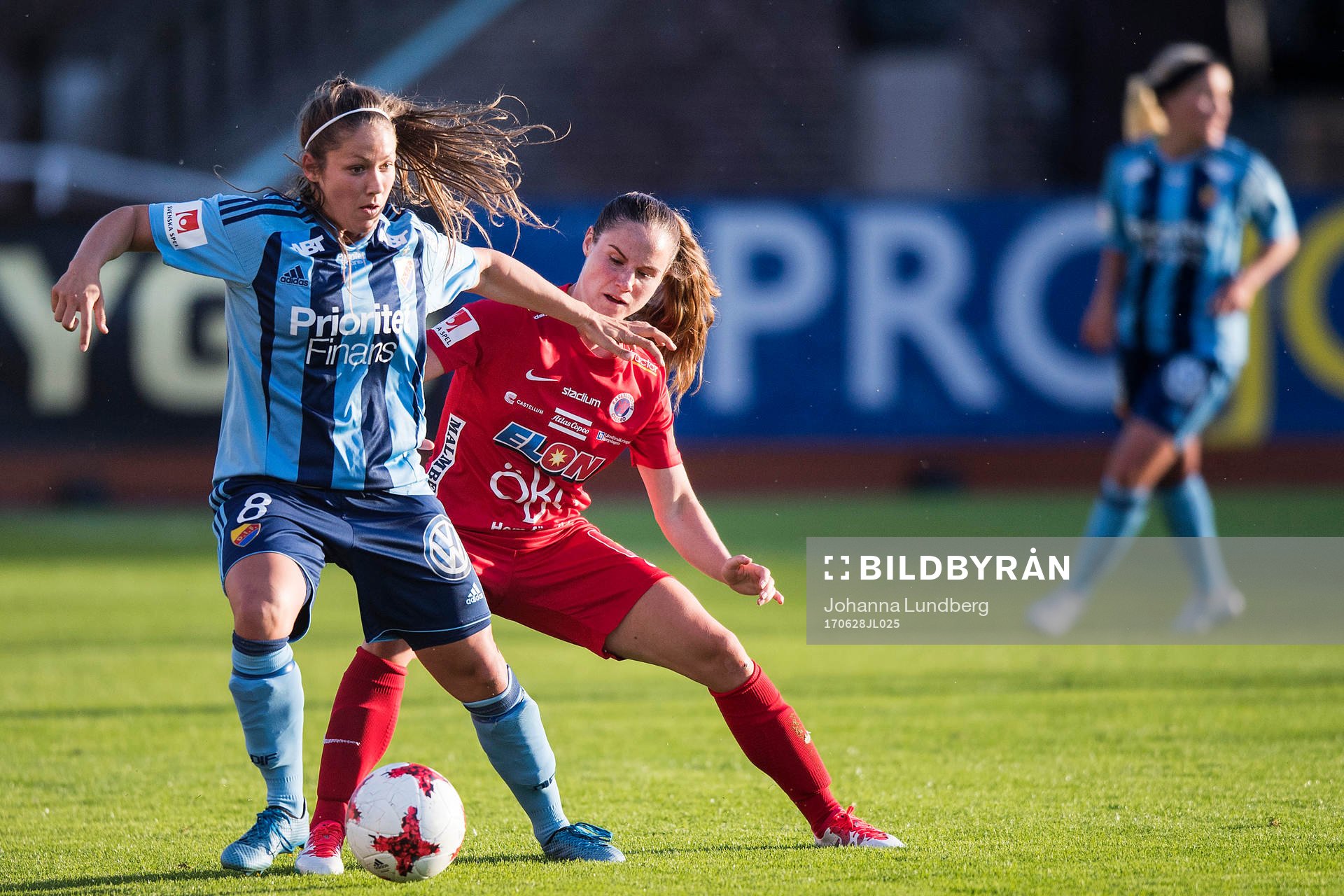 Djurgårdens Michelle Wörner och Örebros Hanne Gråhns