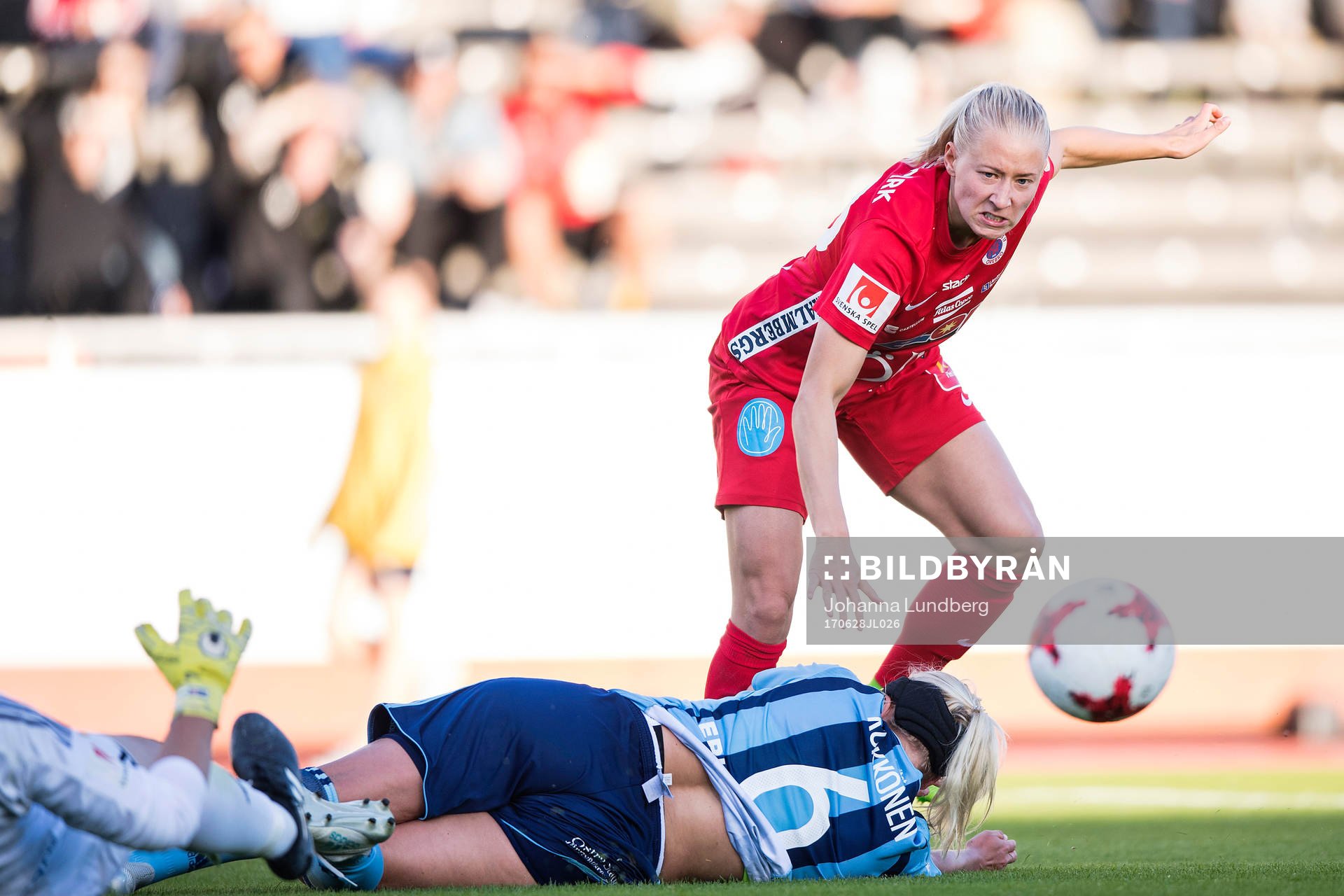 Örebros Julia Spetsmark i en duell med Djurgårdens Annika