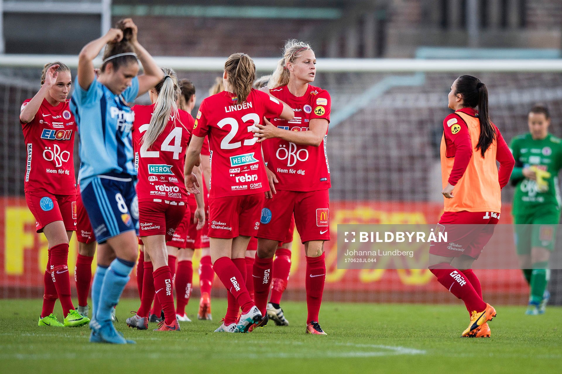 Örebros spelare jublar efter fotbollsmatchen i Damallsvenskan mellan Djurgården och Örebro den 28 juni 2017 i Stockholm.