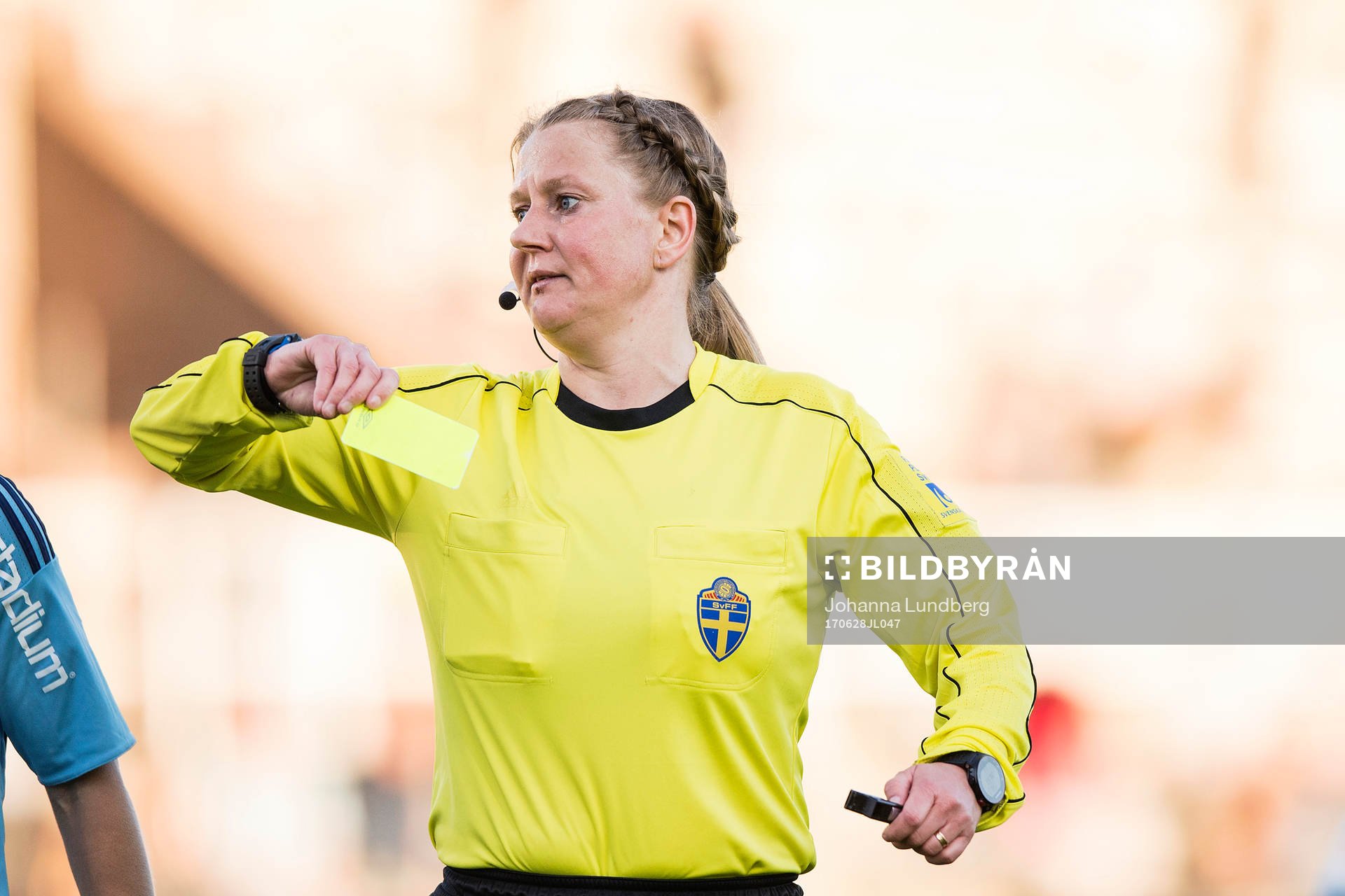 Domare Camilla Eriksson under fotbollsmatchen i Damallsvenskan mellan Djurgården och Örebro den 28 juni 2017 i Stockholm.