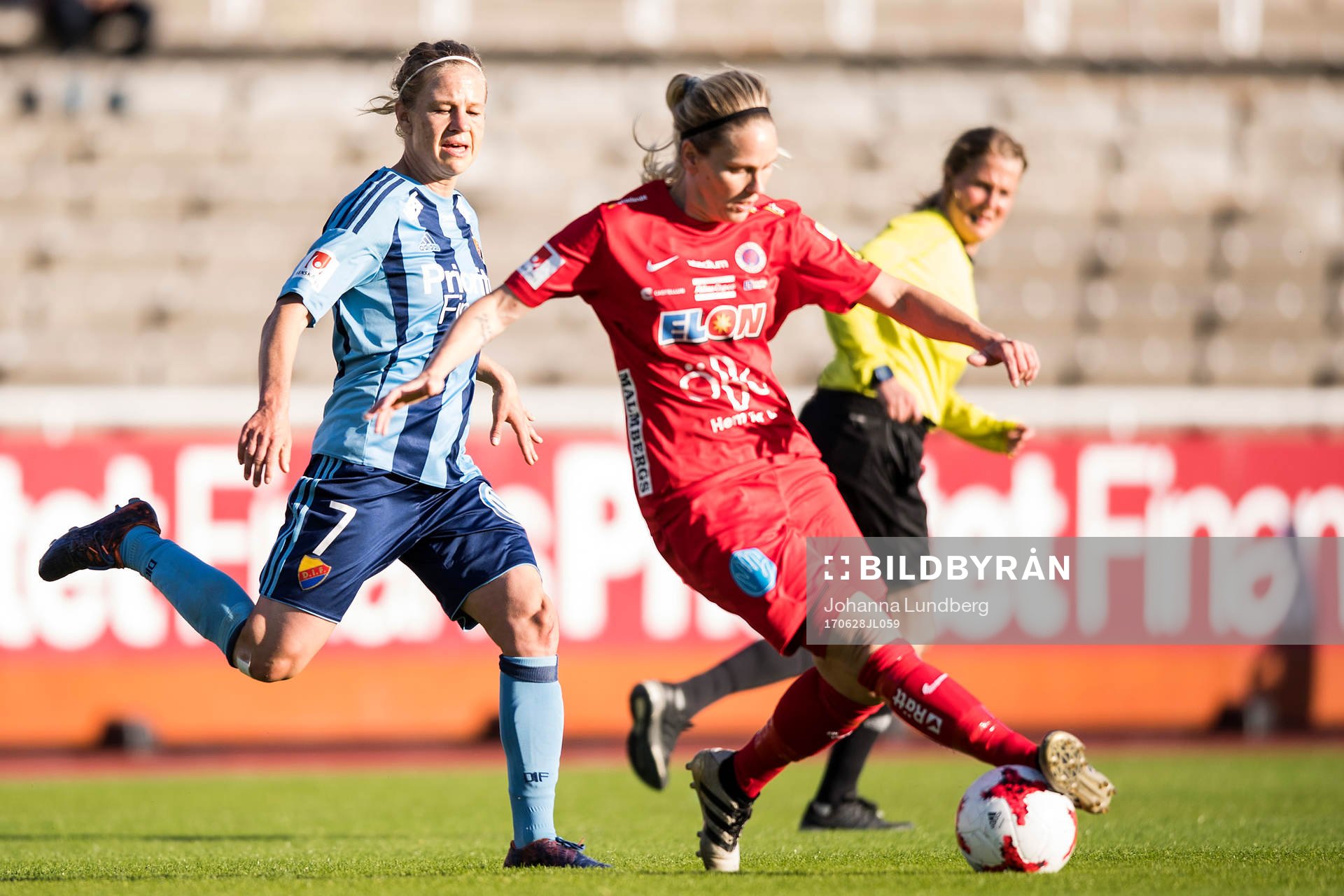 Djurgårdens Katrin Schmidt och Örebros Lisa Dahlkvist