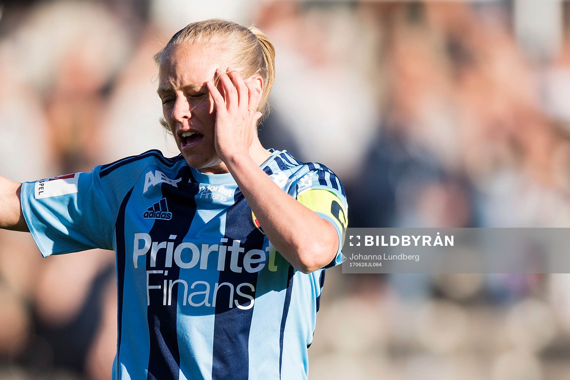 Djurgårdens Mia Jalkerud tar sig för ansiktet