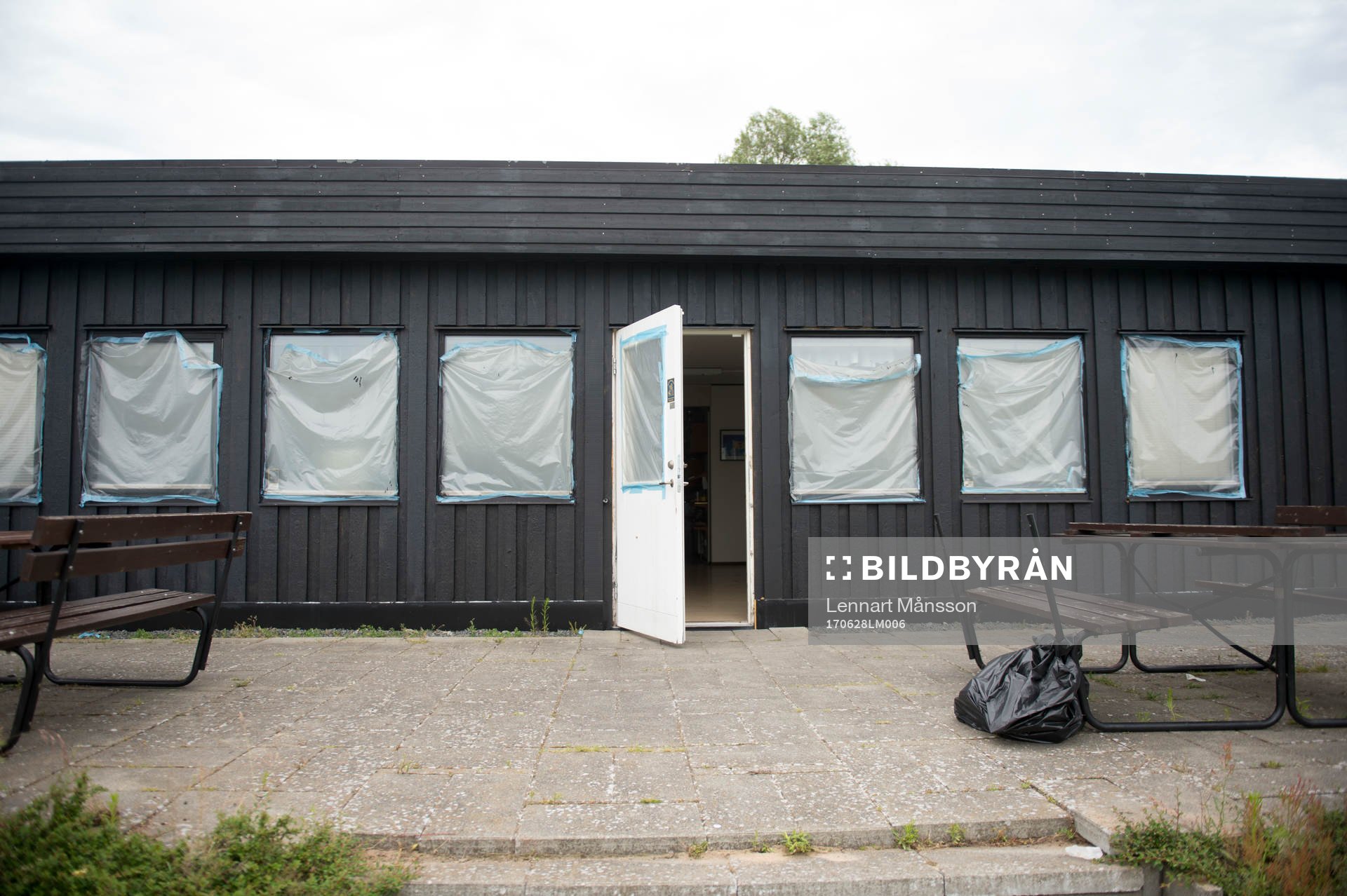 Sommarjobbare målar IFK Hässleholms klubbstuga 28 juni