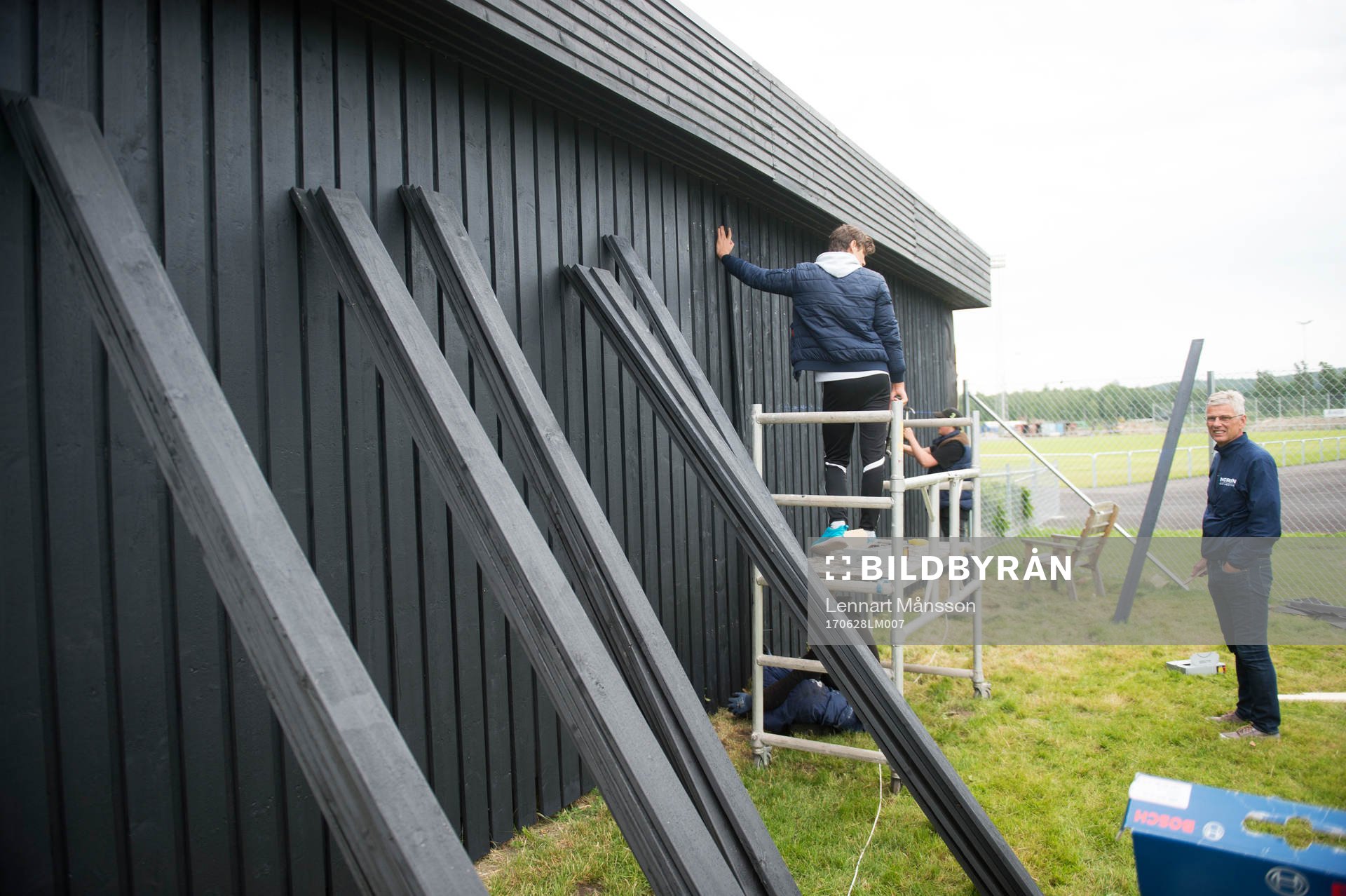 Sommarjobbare målar IFK Hässleholms klubbstuga 28 juni