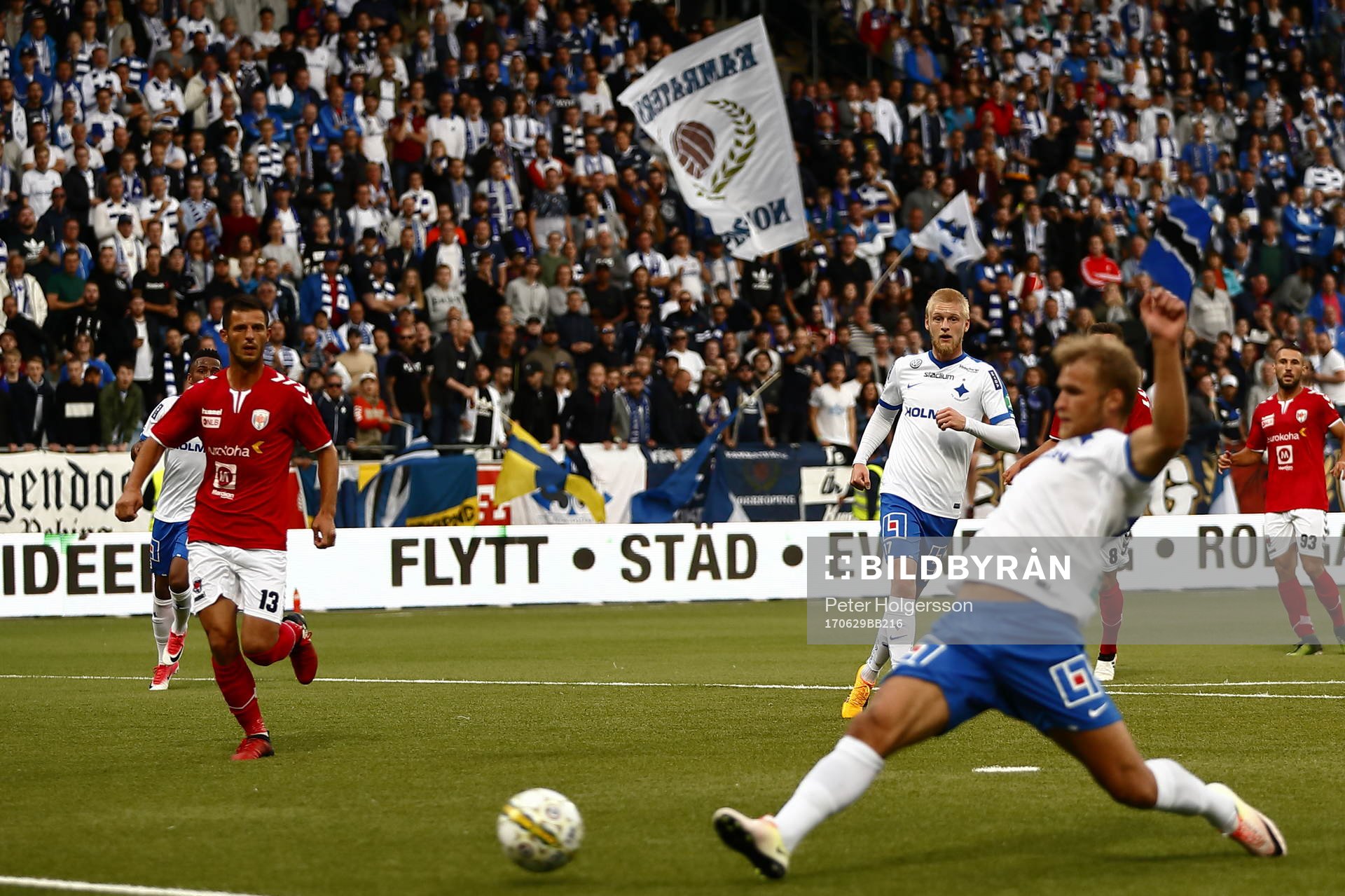 Norrköpings Kalle Holmberg ser på när Sebastian