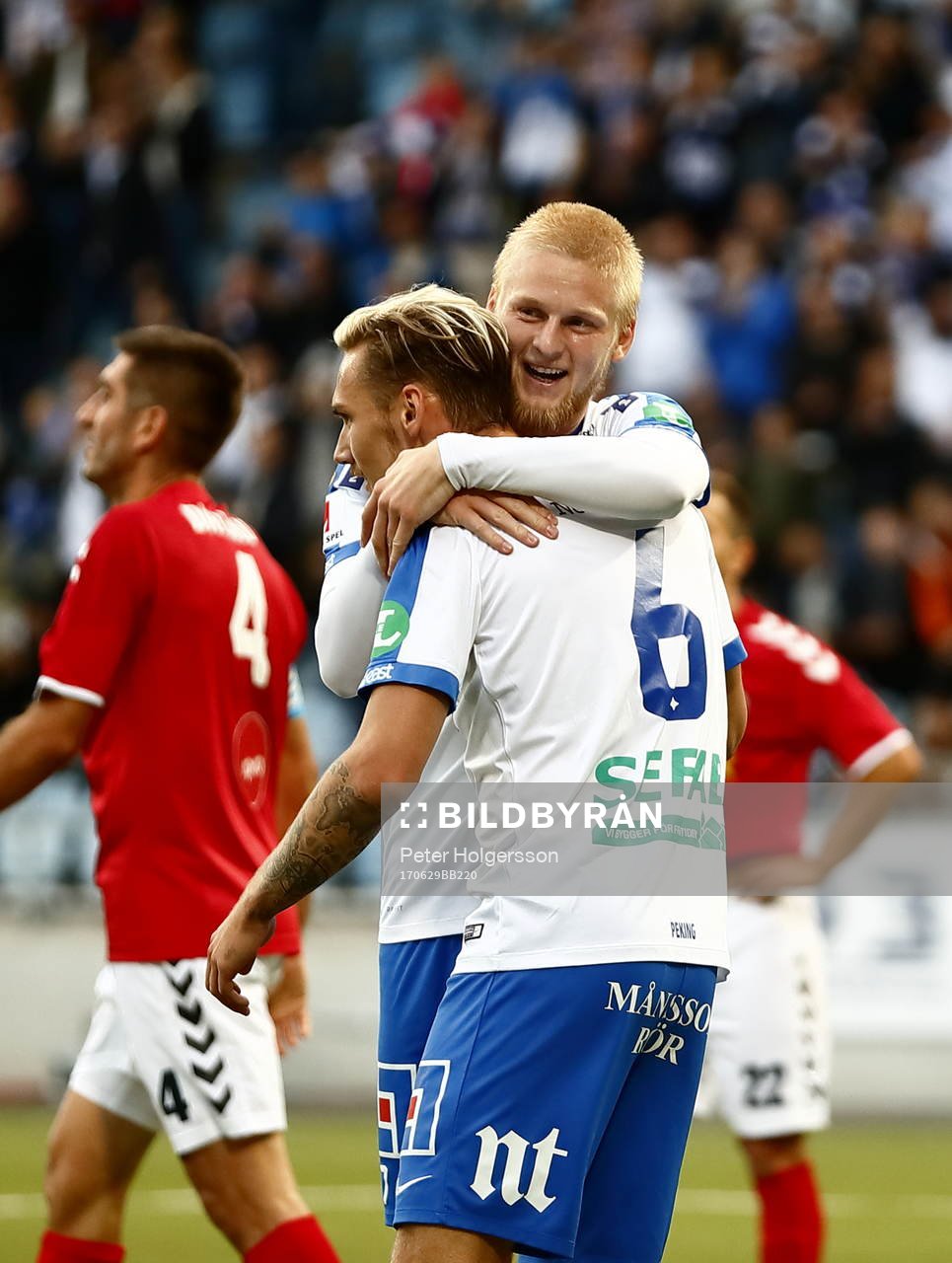 Norrköpings Kalle Holmberg och Linus Wahlqvist jublar