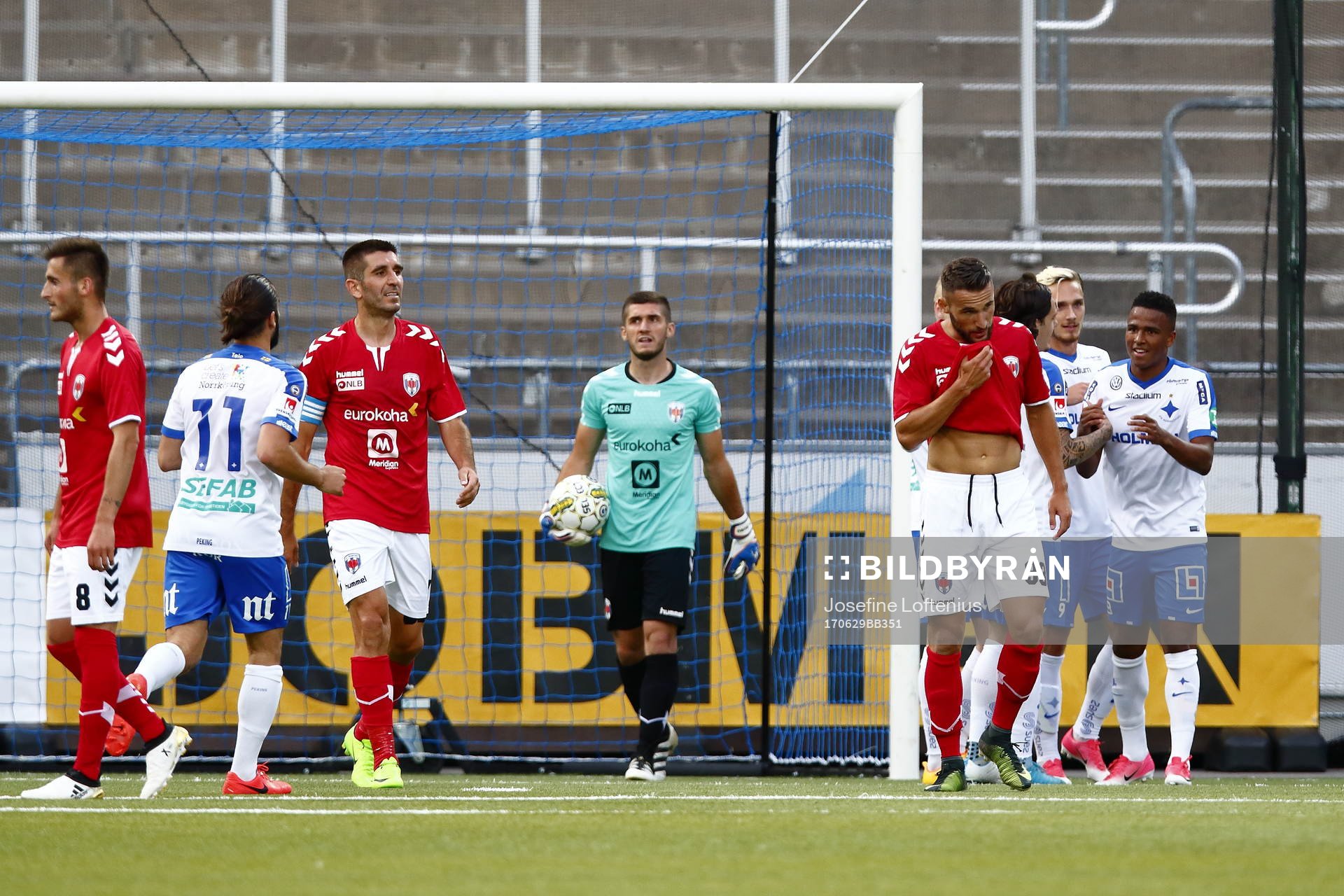 Prishtinas målvakt Alban Muqiqi deppar