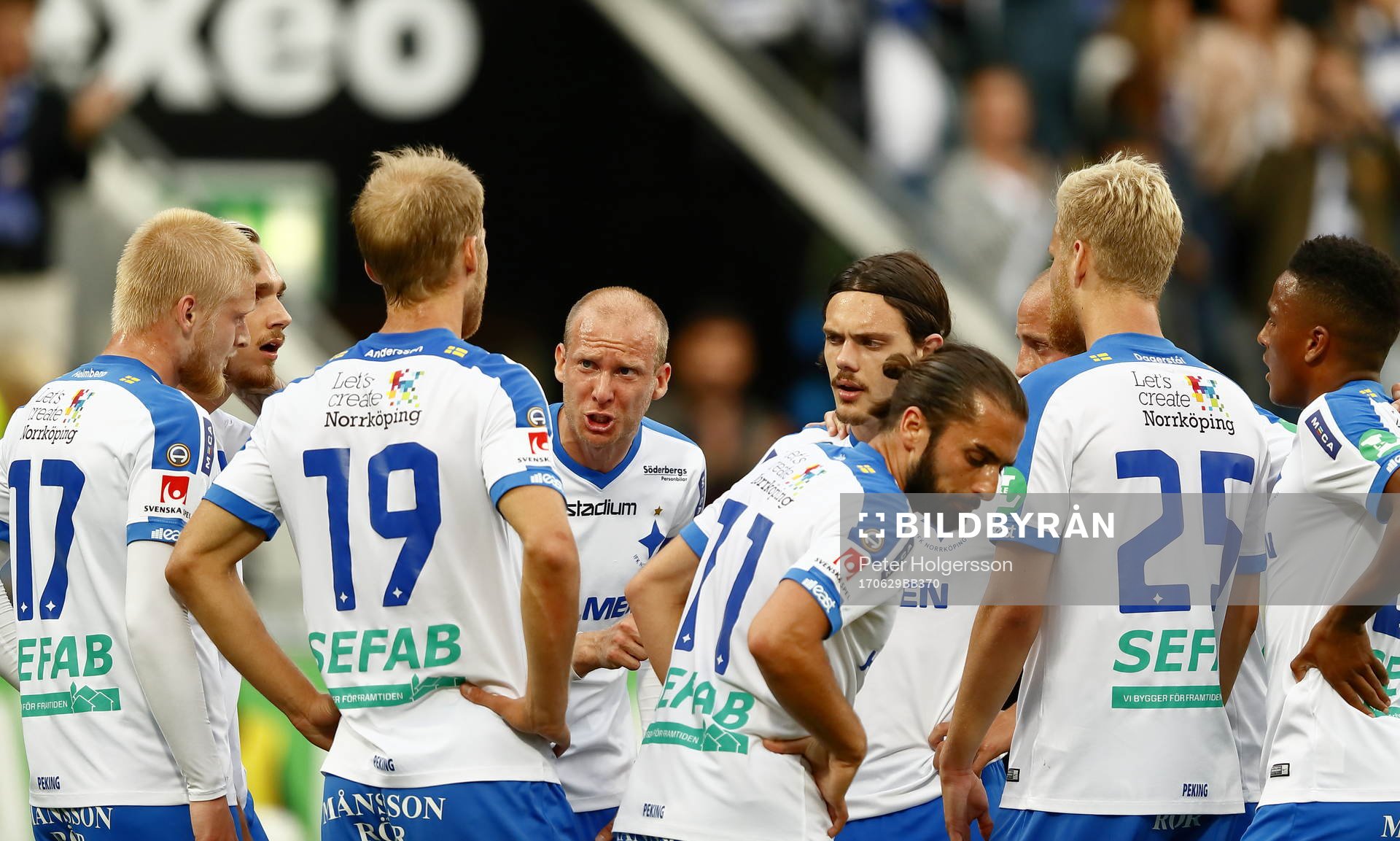 Norrköpings Andreas Johansson manar på sina lagkamrater