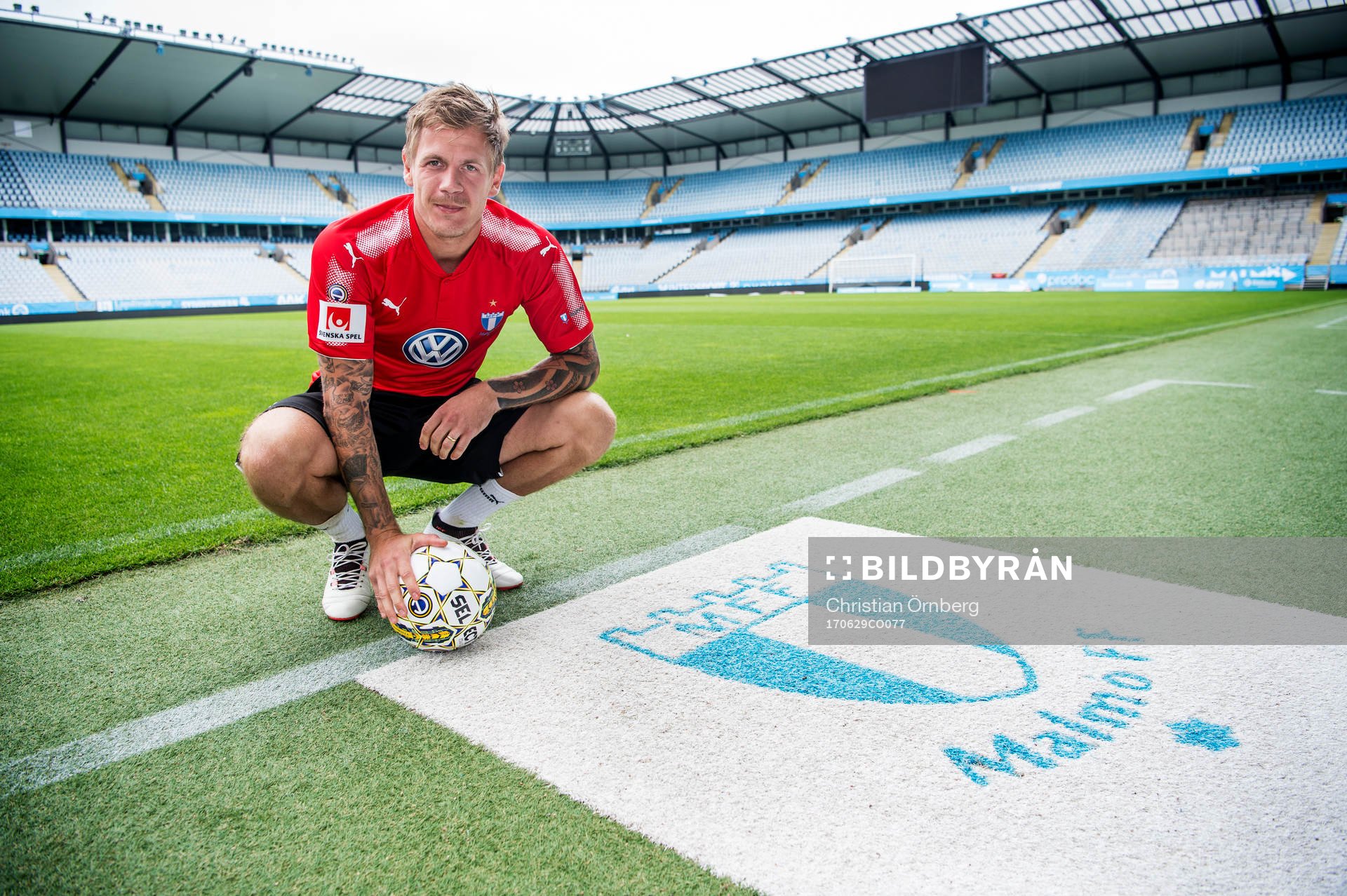 Målvakt Johan Dahlin poserar för ett porträtt efter Malmö FFs träning den 29 juni 2017 i Malmö.