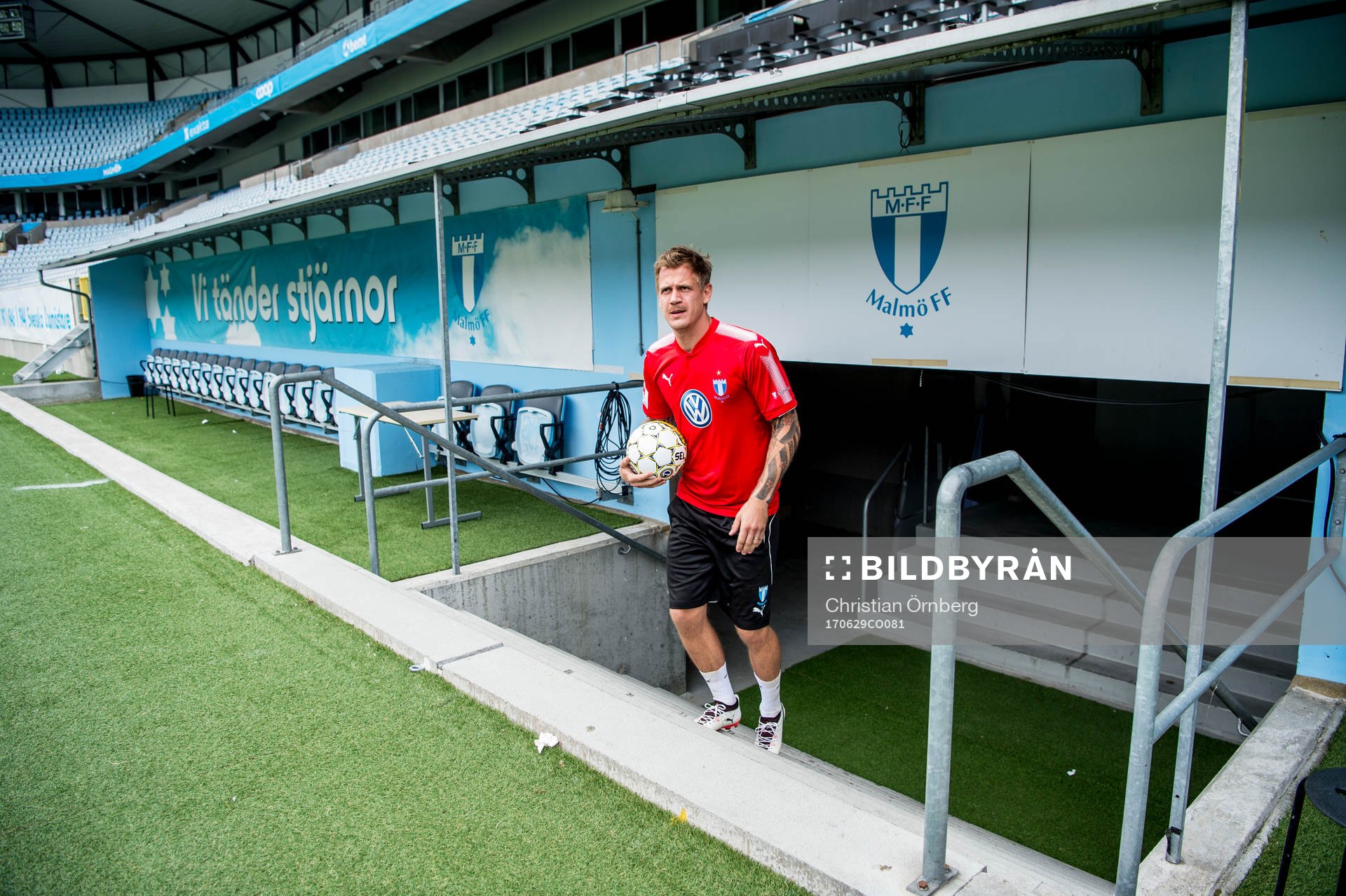 Målvakt Johan Dahlin poserar för ett porträtt efter Malmö FFs träning den 29 juni 2017 i Malmö.