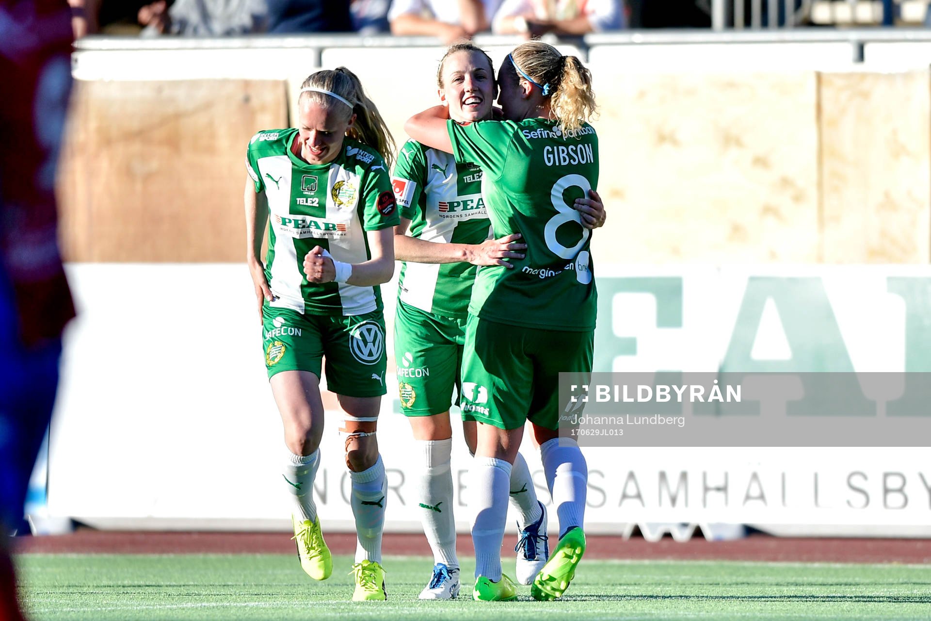 Hammarbys Olga Ekblom jublar med lagkamrater efter 1-0 under fotbollsmatchen i Damallsvenskan mellan Hammarby och Vittsjö den 29 juni 2017 i Stockholm.