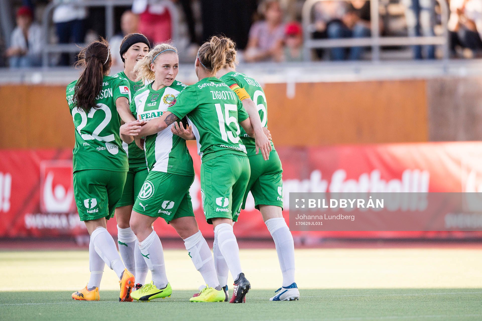 Hammarbys spelare jublar efter att Olga Ekblom gjort 1-0 under fotbollsmatchen i Damallsvenskan mellan Hammarby och Vittsjö den 29 juni 2017 i Stockholm.