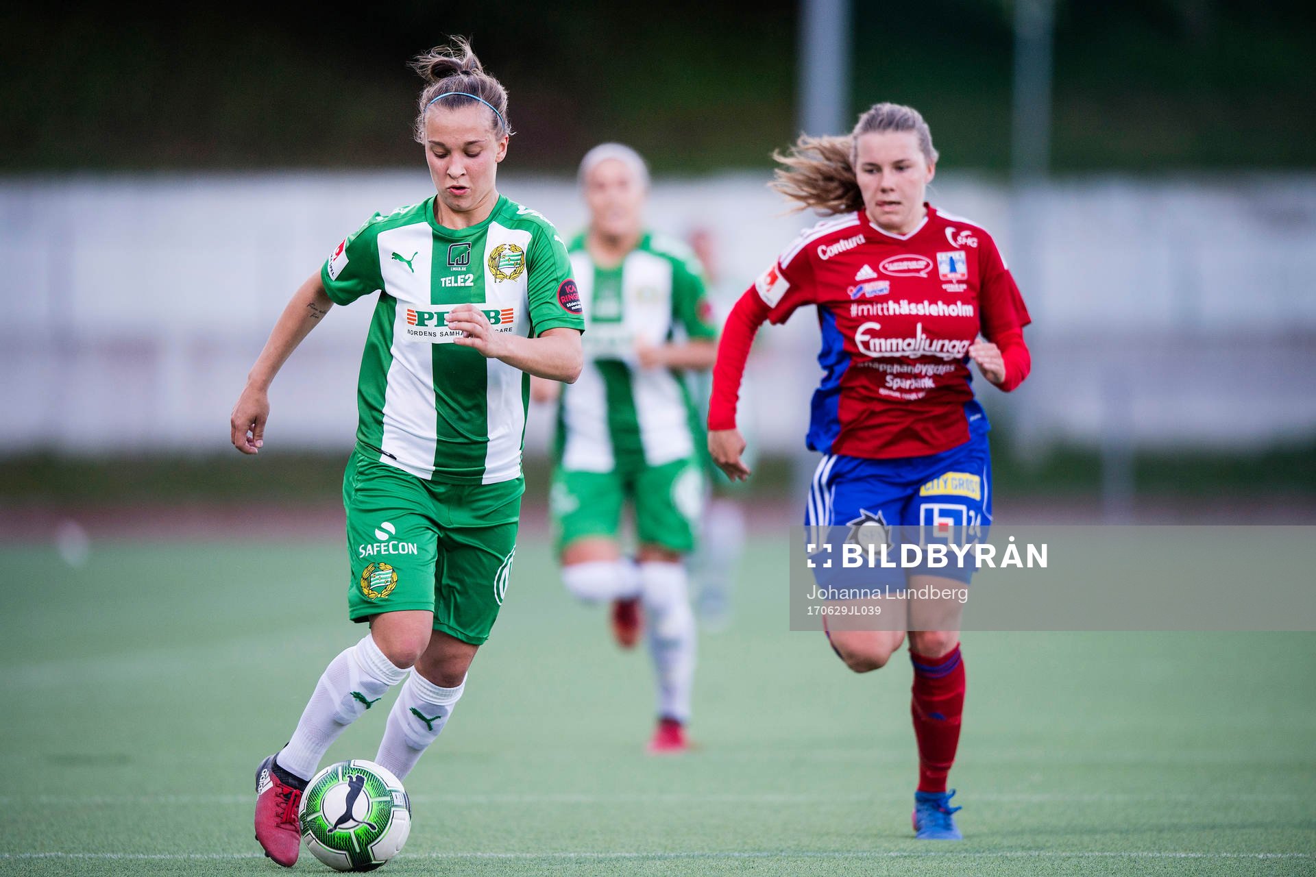 Hammarbys Julia Zigiotti Olme jagas av Vittsjös Ebba Hed
