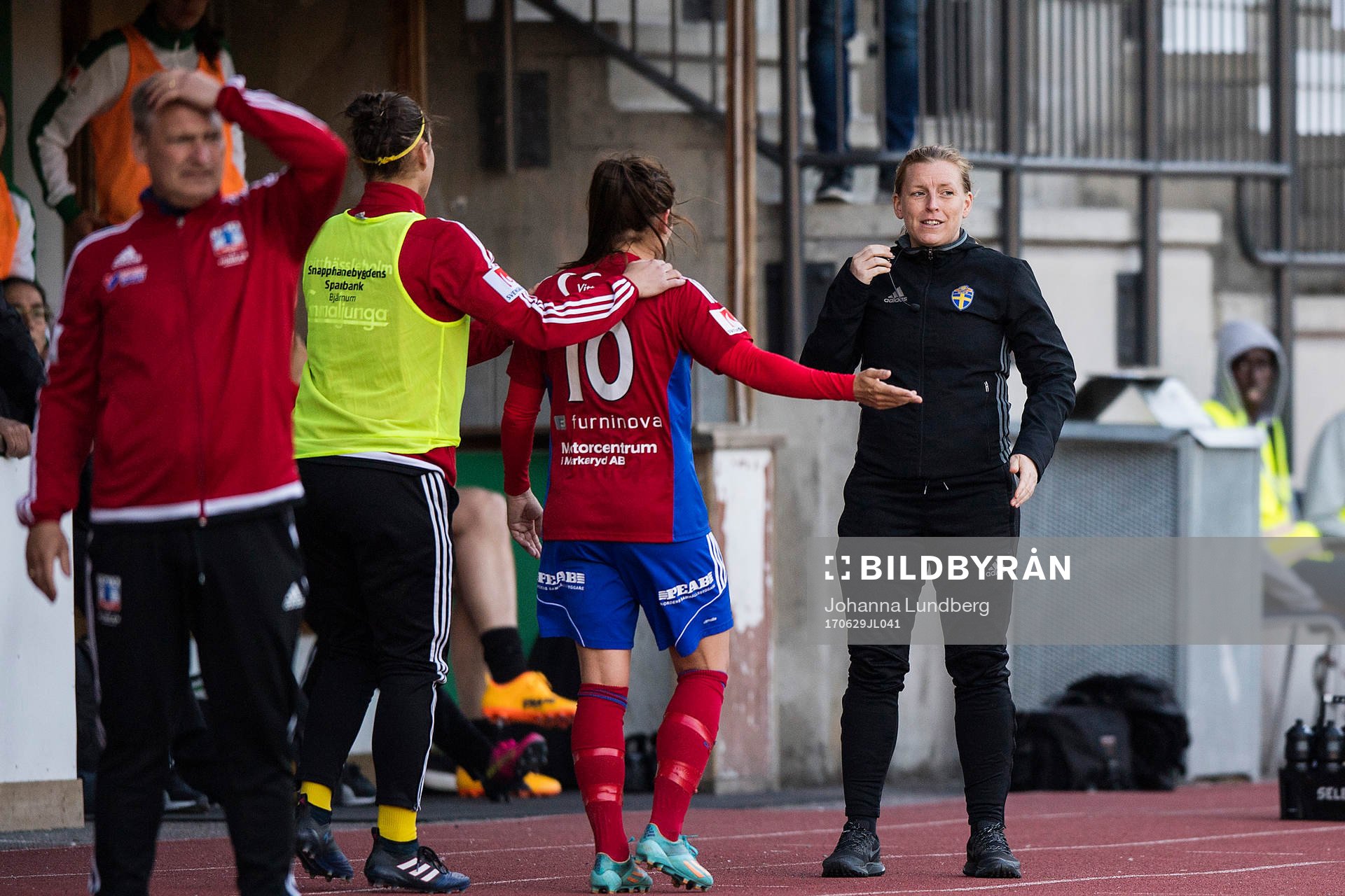 Vittsjös Johanna Andersson protesterar mot fjärdedomaren