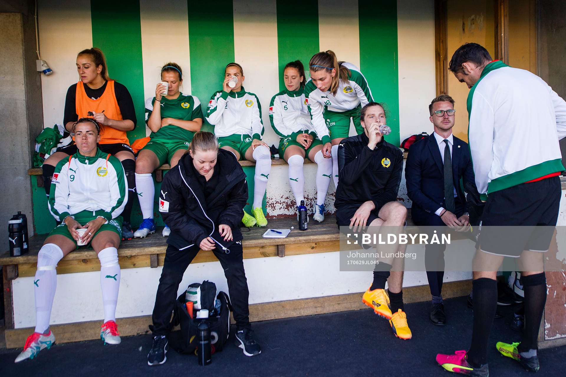 Hammarbys bänk med tränare Olof Unogård