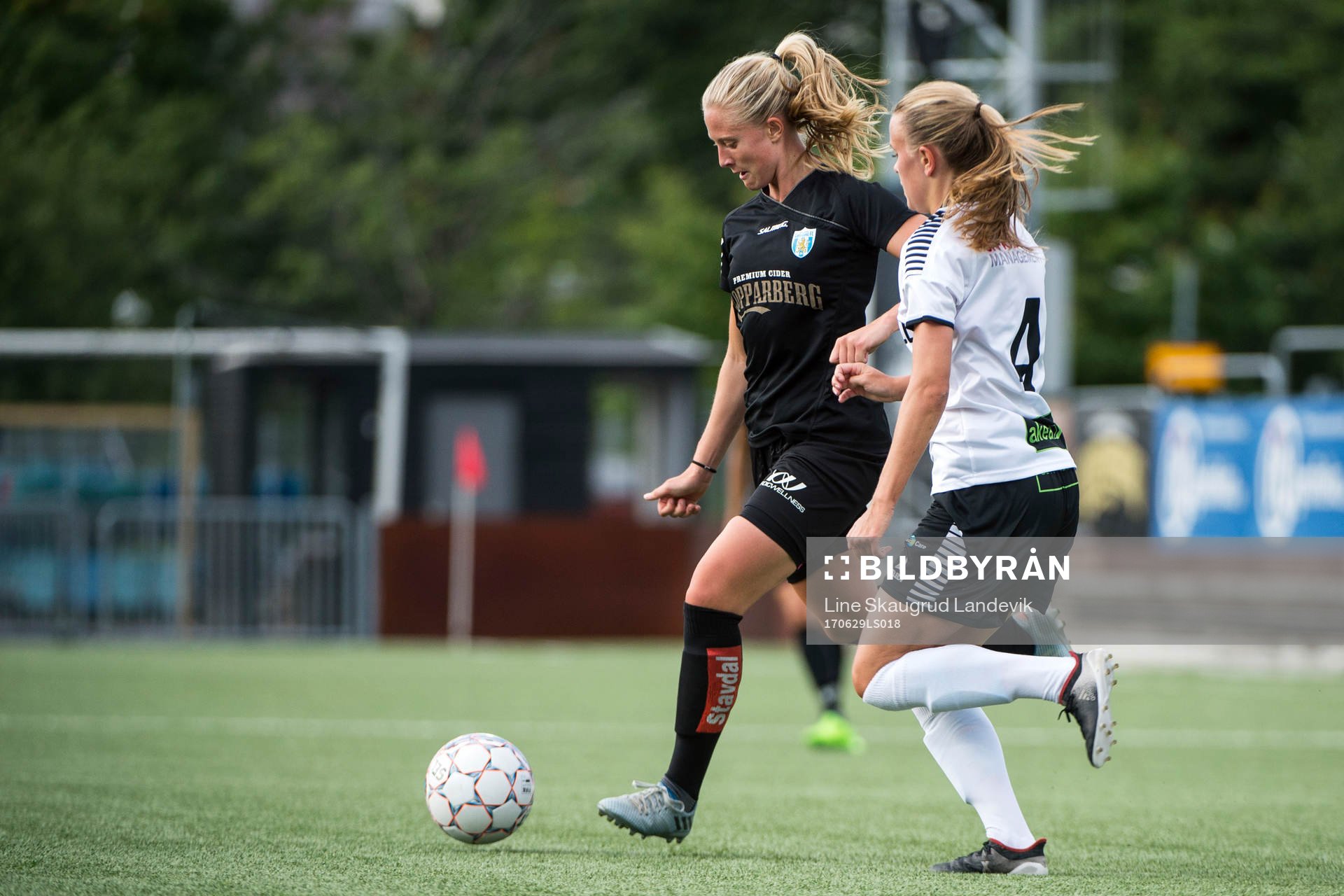 Göteborgs Rebecka Blomqvist och LB07s Elin Björklund