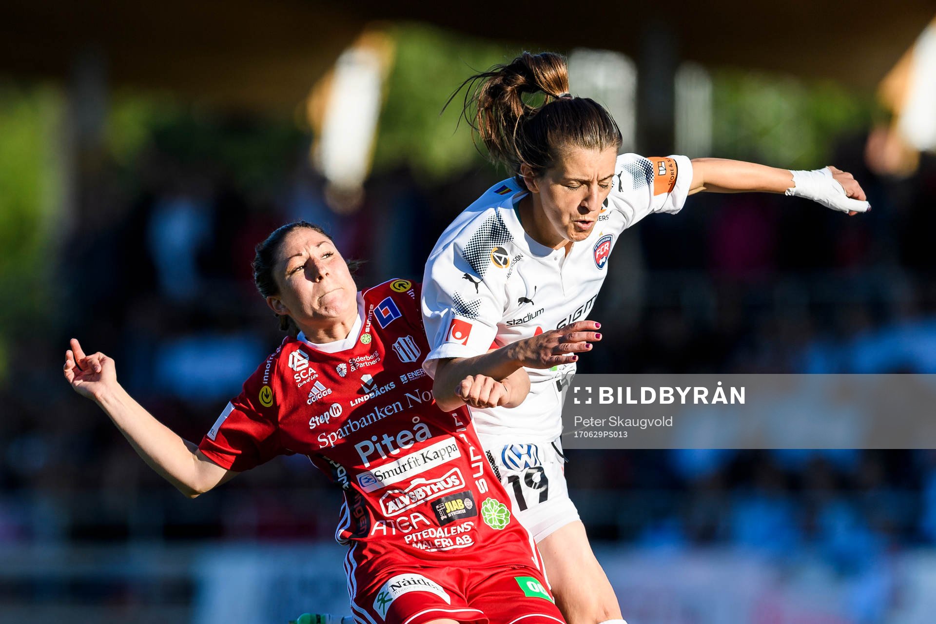 Piteås Josefin Johansson i kamp med Rosengårds Iva Landeka under fotbollsmatchen i Damallsvenskan mellan Piteå och Rosengård den 29 juni 2017 i Piteå.