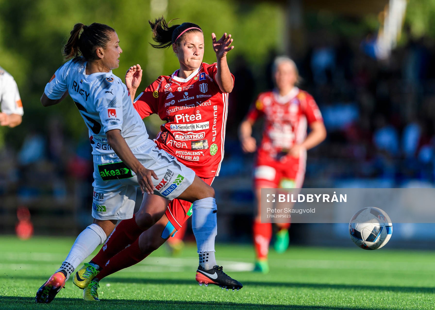 Piteås Hanna Pettersson försöker gå förbi Rosengårds