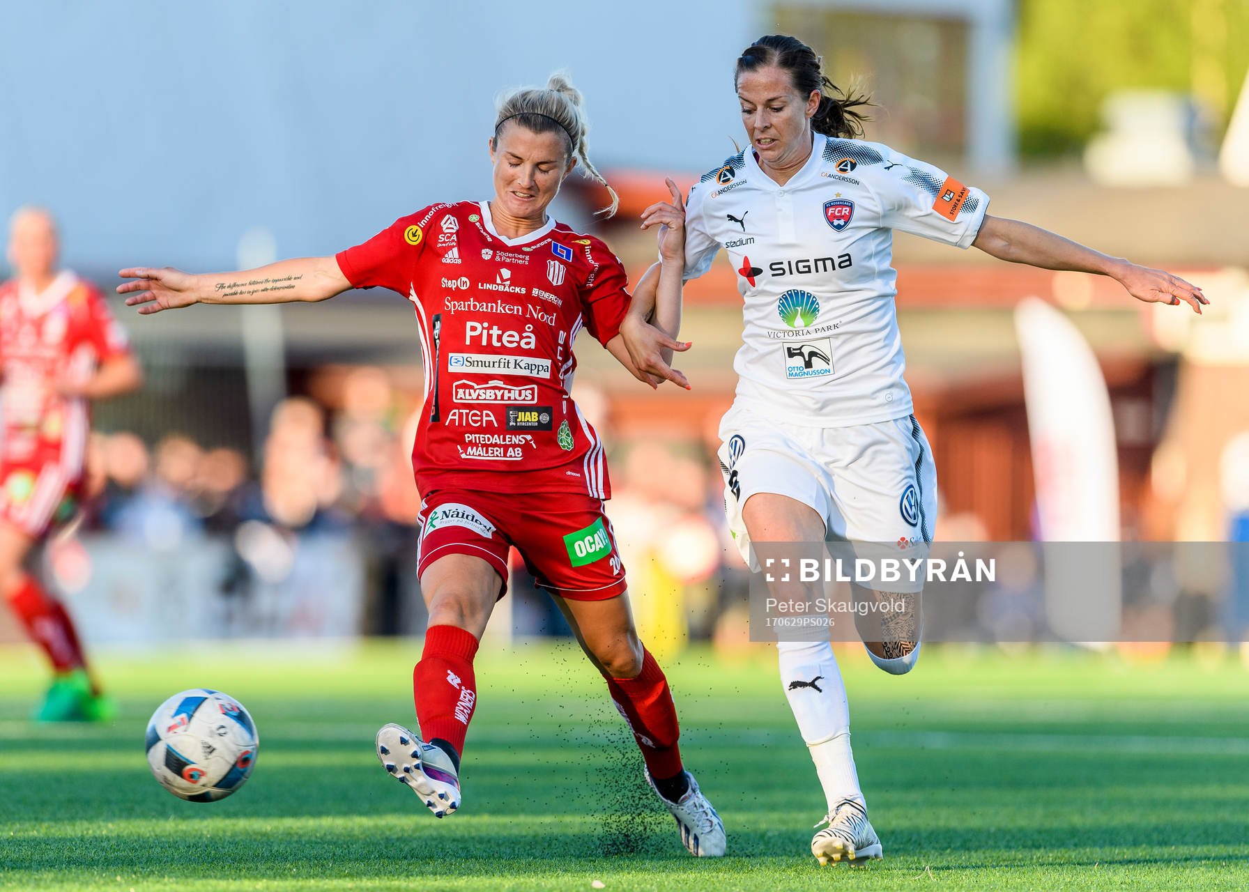Piteås Emelie Lövgren i kamp med Rosengårds Lotta Schelin under fotbollsmatchen i Damallsvenskan mellan Piteå och Rosengård den 29 juni 2017 i Piteå.