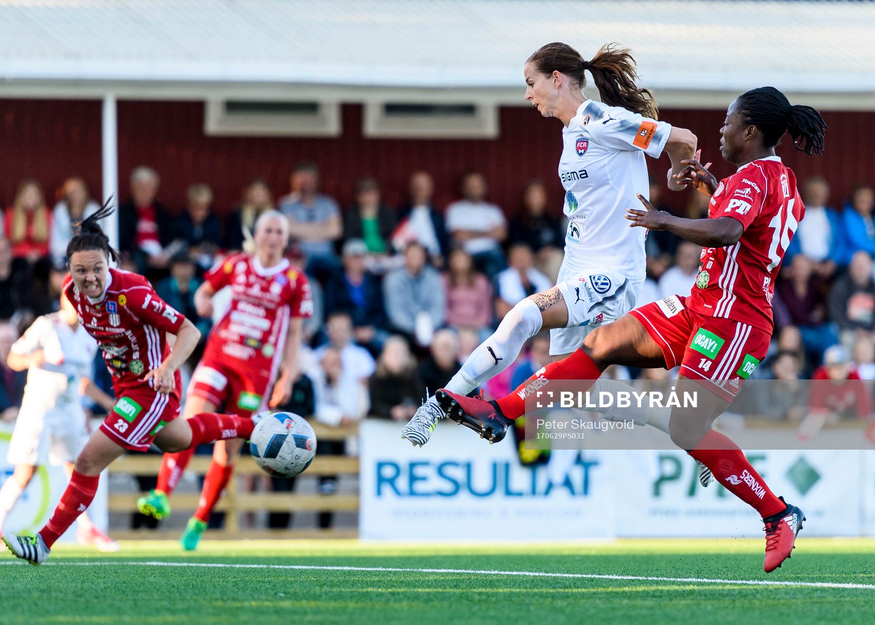 Rosengårds Lotta Schelin är avlossar ett skott mot mål under fotbollsmatchen i Damallsvenskan mellan Piteå och Rosengård den 29 juni 2017 i Piteå.