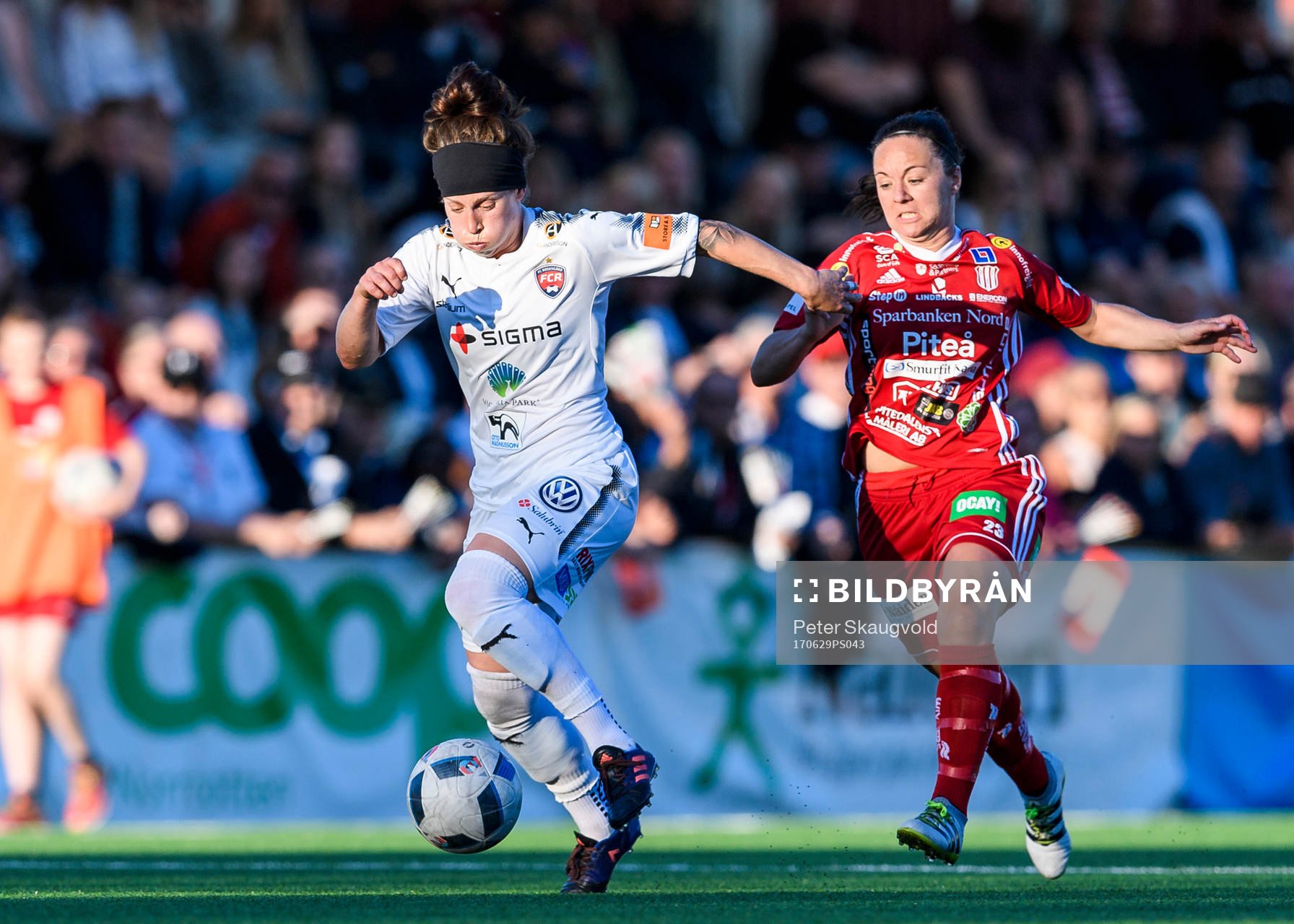 Rosengårds Ella Masar McLeod med bollen jagas av Piteås June Pedersen under fotbollsmatchen i Damallsvenskan mellan Piteå och Rosengård den 29 juni 2017 i Piteå.